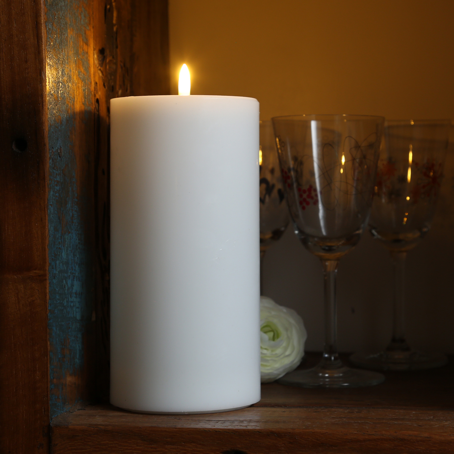 LED Stumpenkerze MIA - Echtwachs - realistische 3D Flamme - H: 20cm D: 10cm - Batteriebetrieb - weiß LED Stumpenkerze MIA - Echtwachs - realistische 3D Flamme - H: 20cm D: 10cm - Batteriebetrieb - weiß