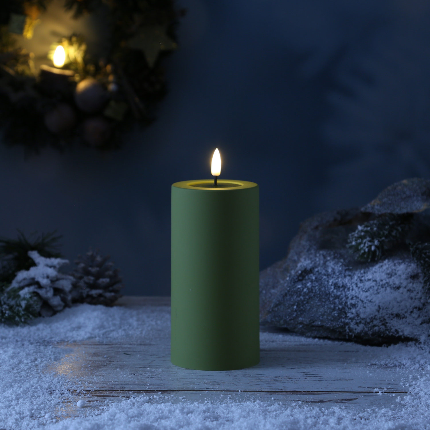 LED Stumpenkerze MIA - Kunststoff - realistische 3D Flamme - H: 15cm - outdoor - grün LED Stumpenkerze MIA - Kunststoff - realistische 3D Flamme - H: 15cm - outdoor - grün