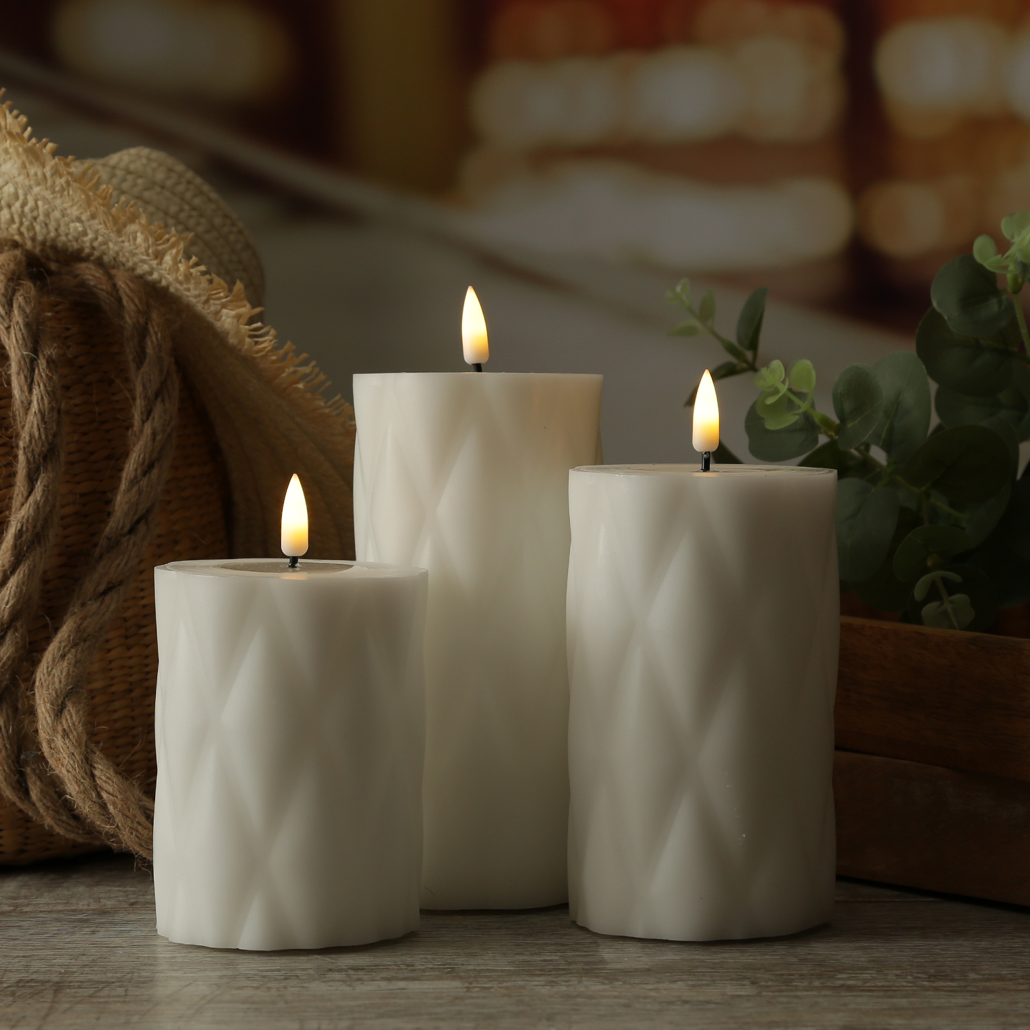 LED Stumpenkerze MIA - Rautenmuster - Echtwachs - 3D Flamme - H: 10cm - D: 7,5cm - weiß LED Stumpenkerze MIA - Rautenmuster - Echtwachs - 3D Flamme - H: 10cm - D: 7,5cm - weiß