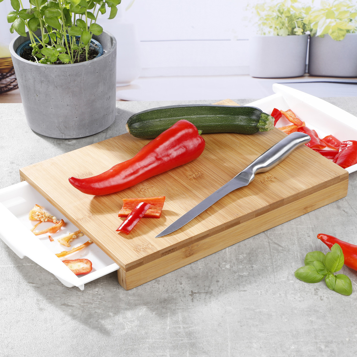 Schneidebrett Bambus - 2 herausnehmbare Kunststoffschalen - 38,5 x 25 x 4,5cm Schneidebrett Bambus - 2 herausnehmbare Kunststoffschalen - 38,5 x 25 x 4,5cm