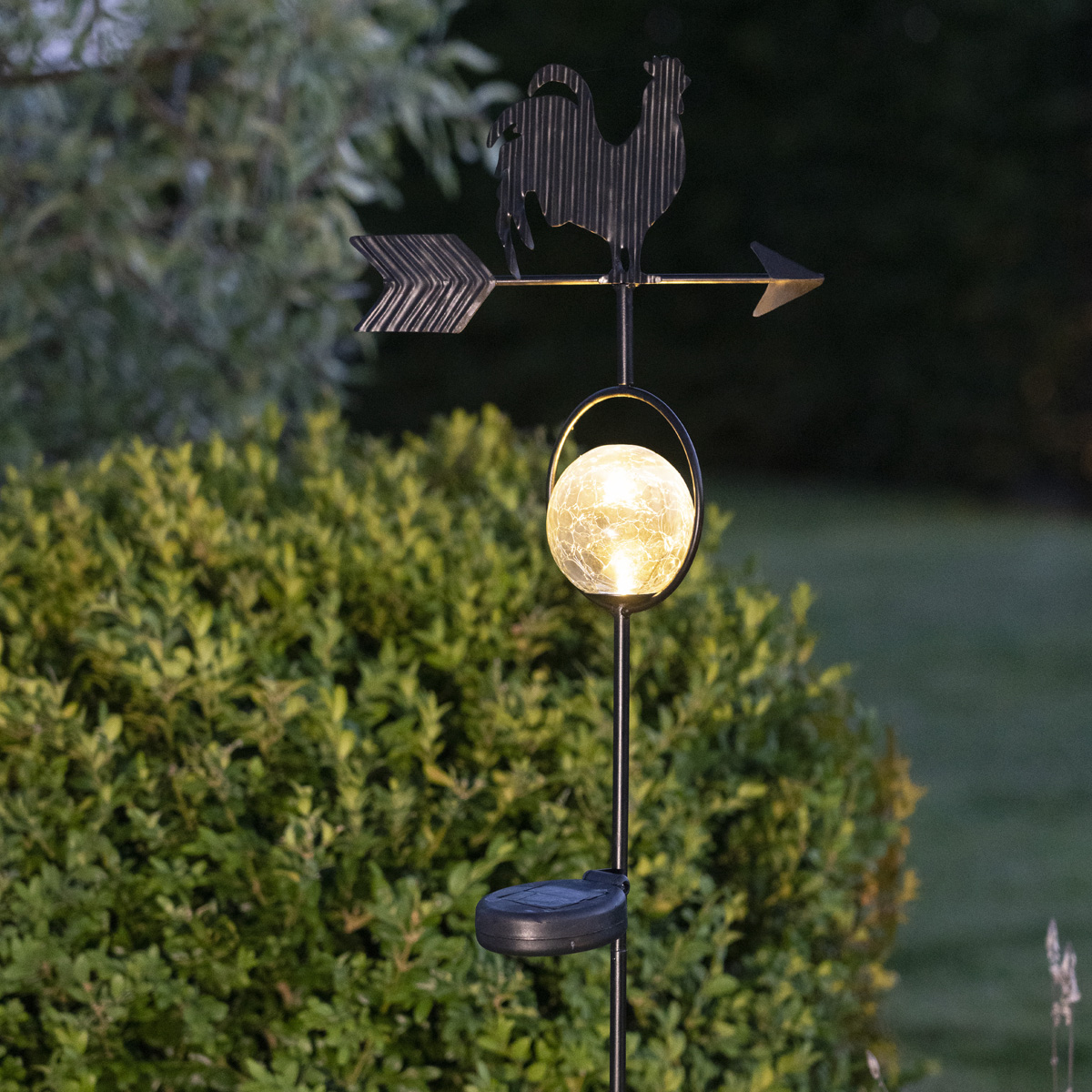LED Solarstab "Hahn mit Windrichtungspfeil" - 1 warmweiße LED - H: 81cm - Dämmerungssensor - schwarz