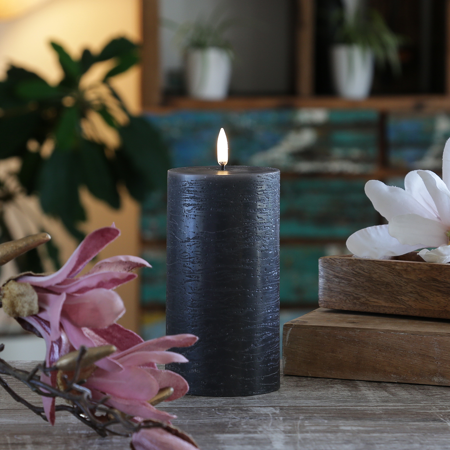 LED Kerze PIA - Rustik-Optik - Echtwachs - H: 15cm - D: 7,8cm - Timer - bis zu 1000 Std. - grau LED Kerze PIA - Rustik-Optik - Echtwachs - H: 15cm - D: 7,8cm - Timer - bis zu 1000 Std. - grau