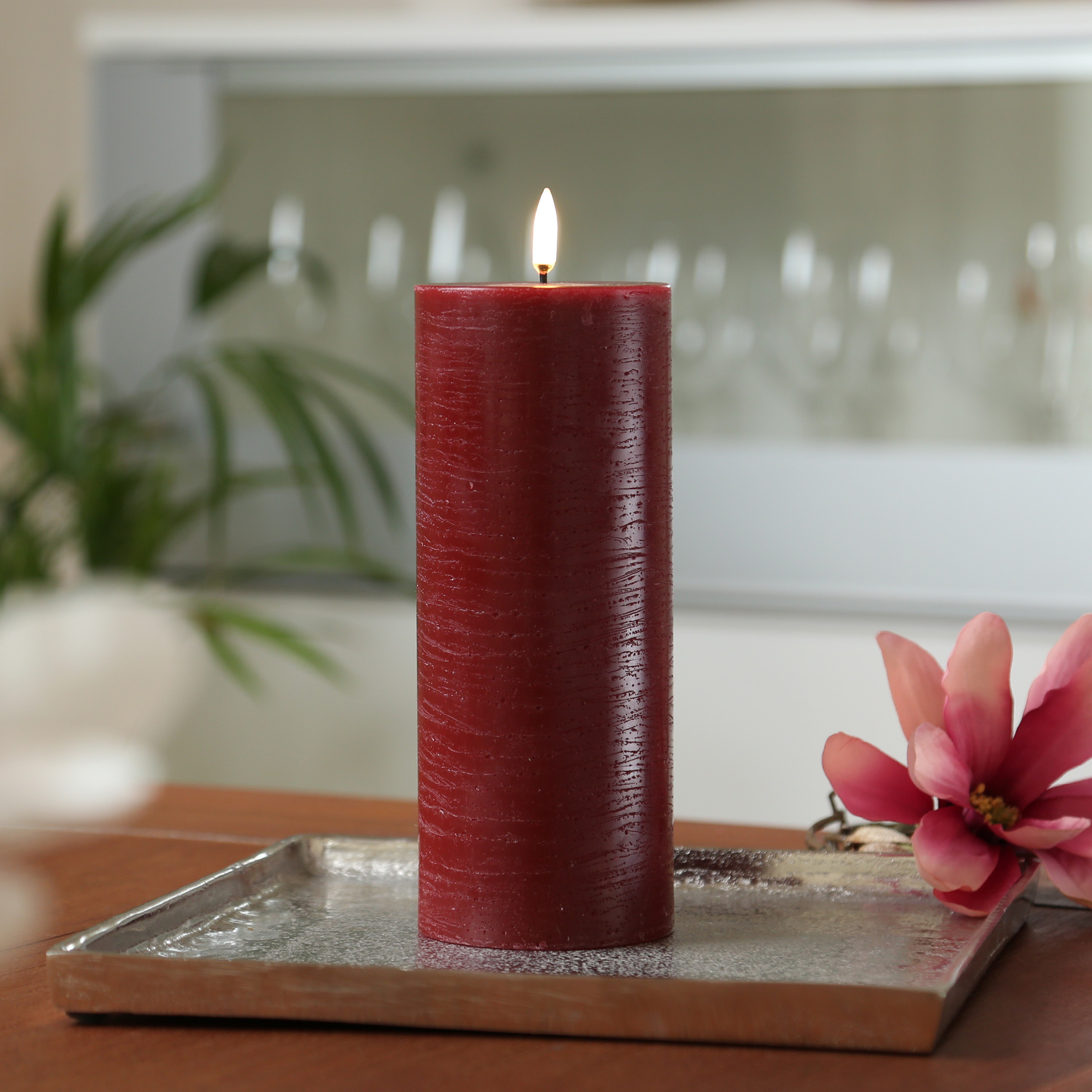 LED Kerze PIA - Rustik-Optik - Echtwachs - H: 20cm - D: 7,8cm - Timer - bis zu 1000 Std. - dunkelrot LED Kerze PIA - Rustik-Optik - Echtwachs - H: 20cm - D: 7,8cm - Timer - bis zu 1000 Std. - dunkelrot