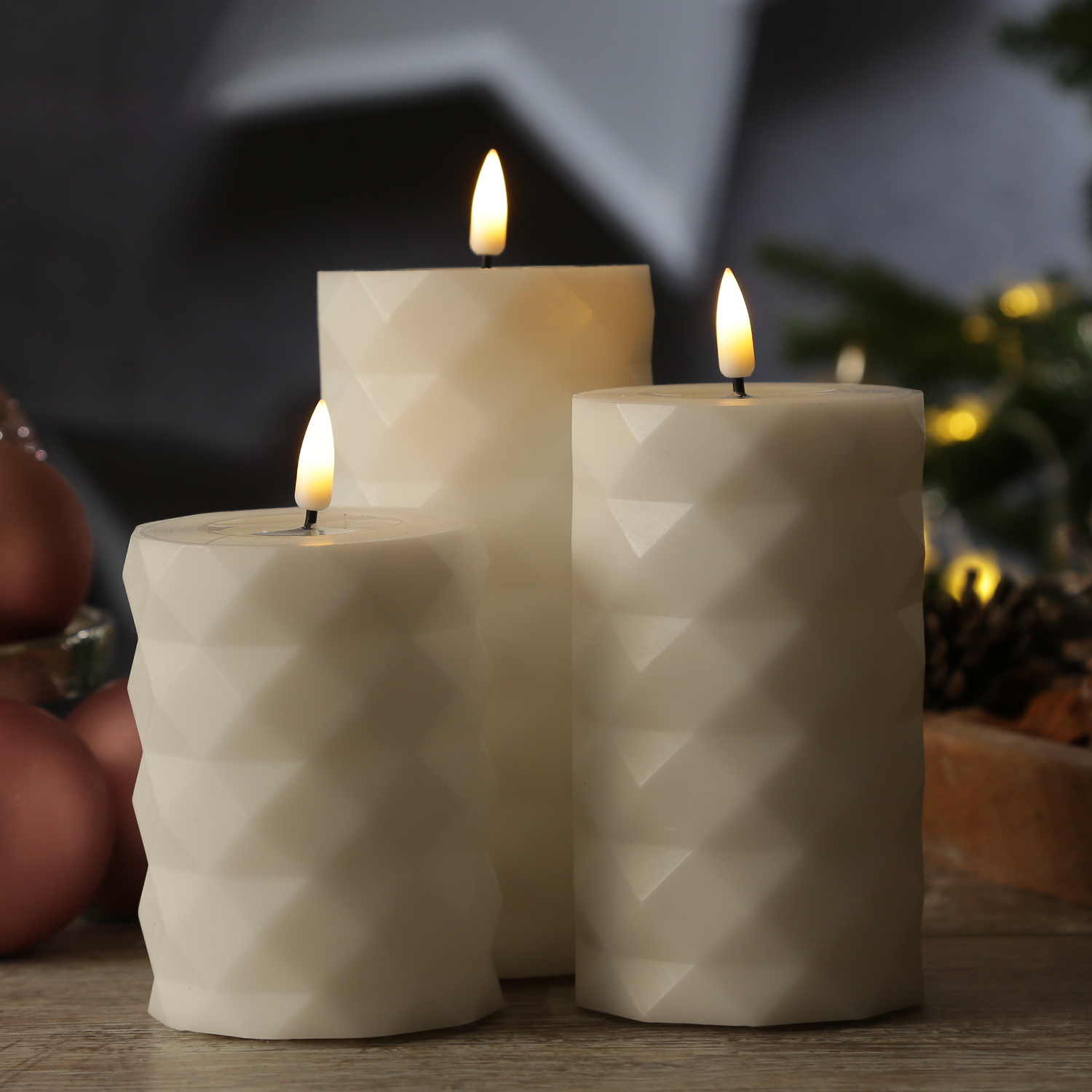LED Stumpenkerze MIA - Rautenmuster - Echtwachs - 3D Flamme - H: 10cm - D: 7,5cm - weiß LED Stumpenkerze MIA - Rautenmuster - Echtwachs - 3D Flamme - H: 10cm - D: 7,5cm - weiß