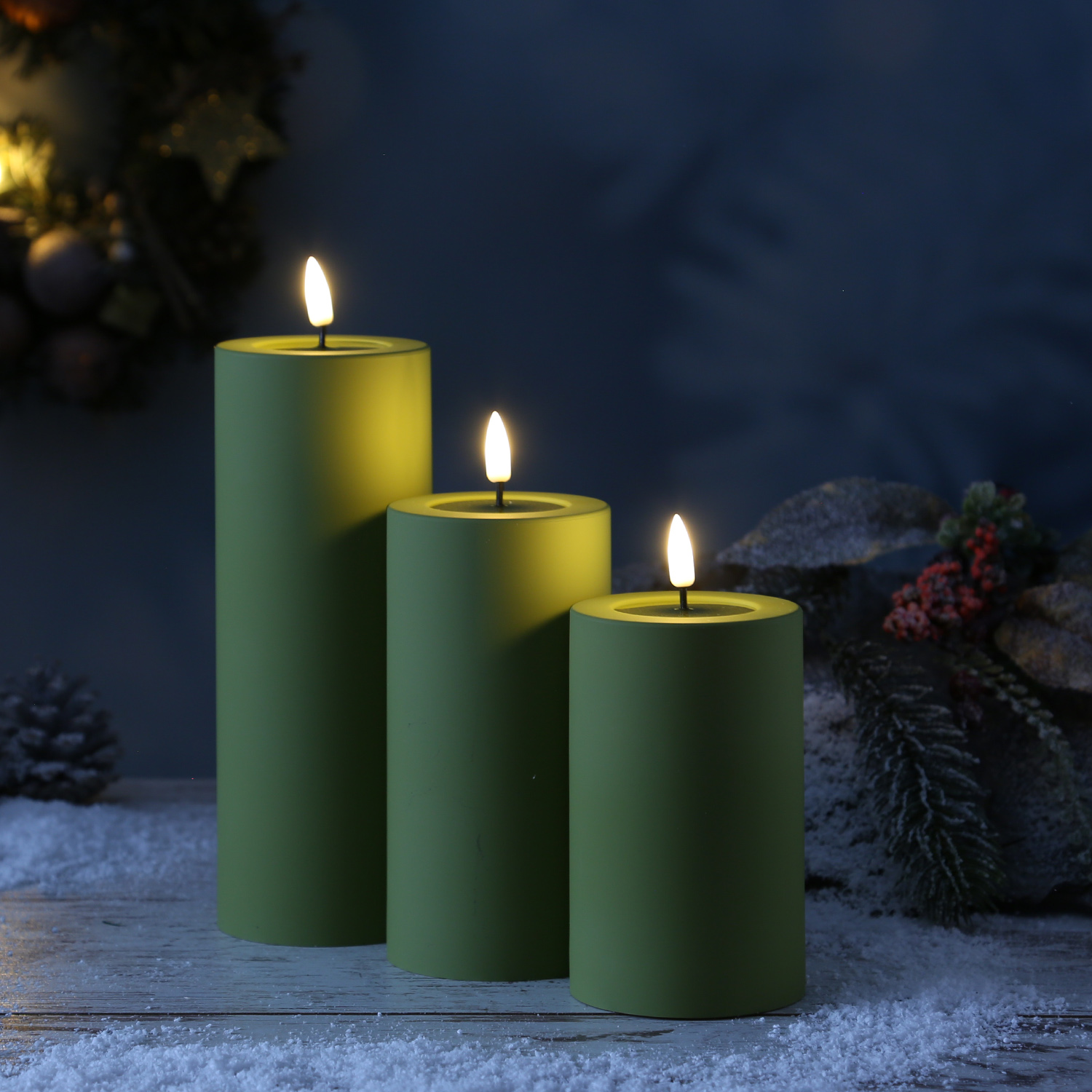 LED Stumpenkerze MIA - Kunststoff - realistische 3D Flamme - H: 15cm - outdoor - grün LED Stumpenkerze MIA - Kunststoff - realistische 3D Flamme - H: 15cm - outdoor - grün