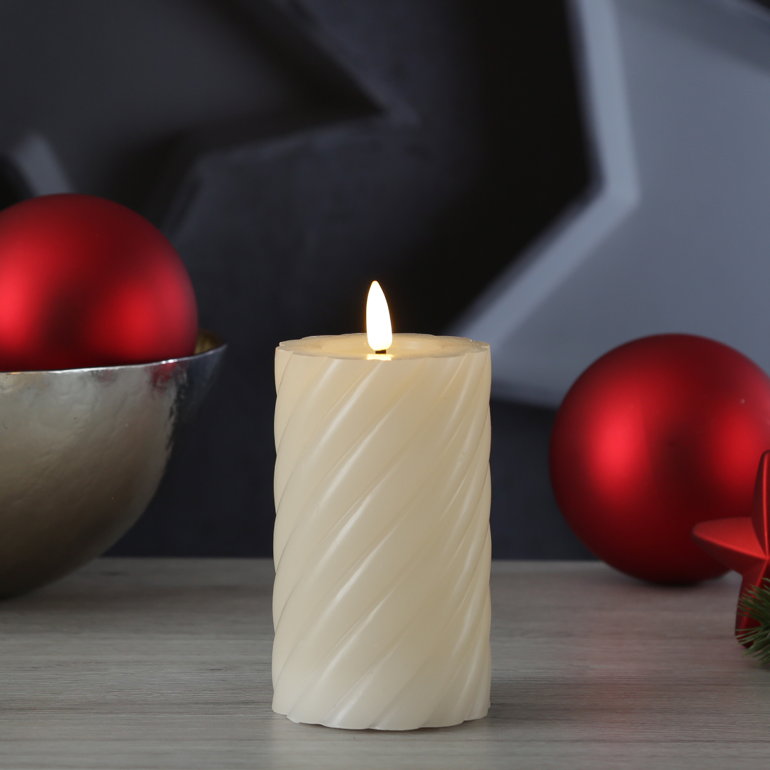 LED Stumpenkerze TWIST - Echtwachs - warmweiße 3D Flamme - H: 15cm - Batterie - Timer - creme LED Stumpenkerze TWIST - Echtwachs - warmweiße 3D Flamme - H: 15cm - Batterie - Timer - creme