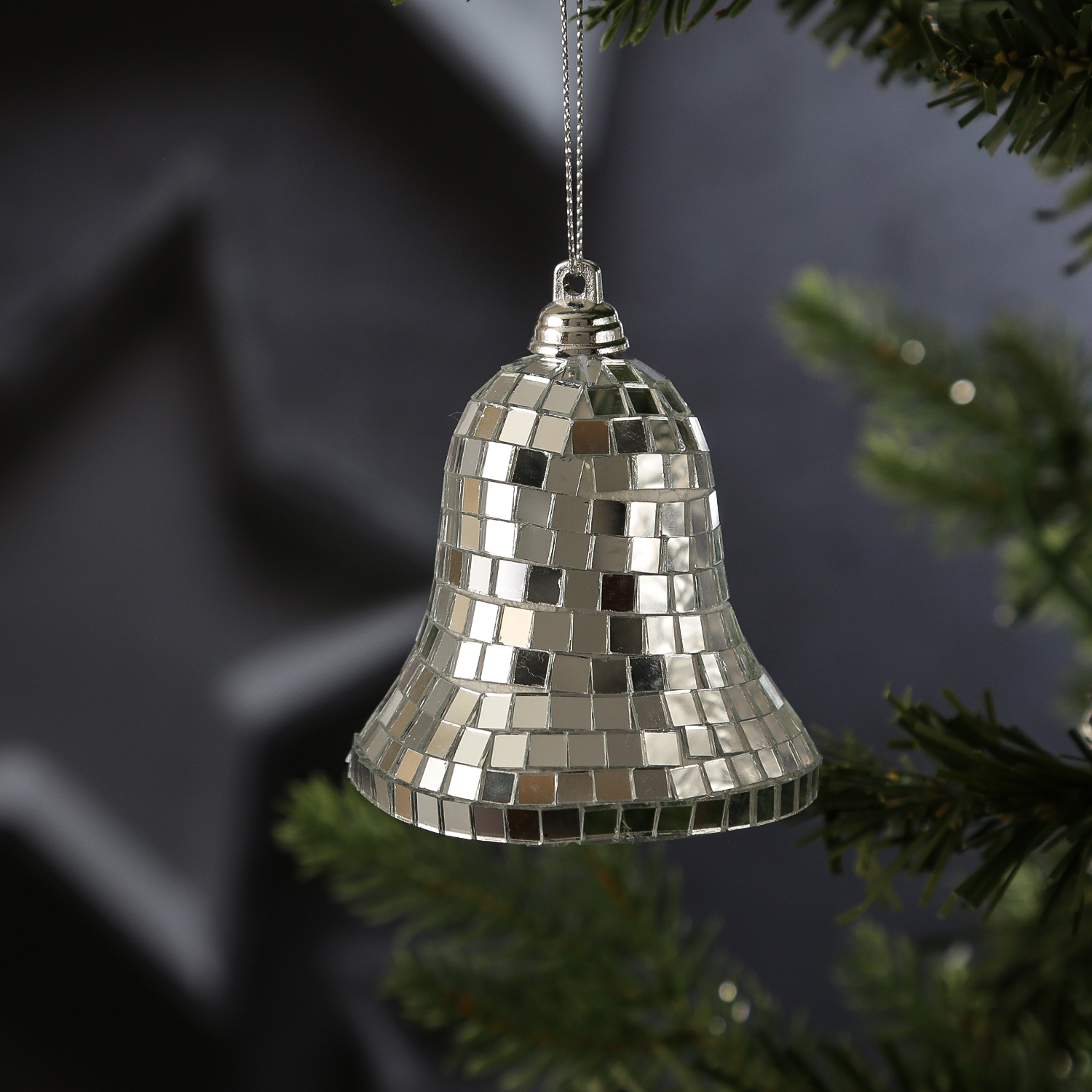 Christbaumschmuck Glocke - Weihnachtsbaumschmuck im Discokugel Look - H: 8cm - silber Christbaumschmuck Glocke - Weihnachtsbaumschmuck im Discokugel Look - H: 8cm - silber