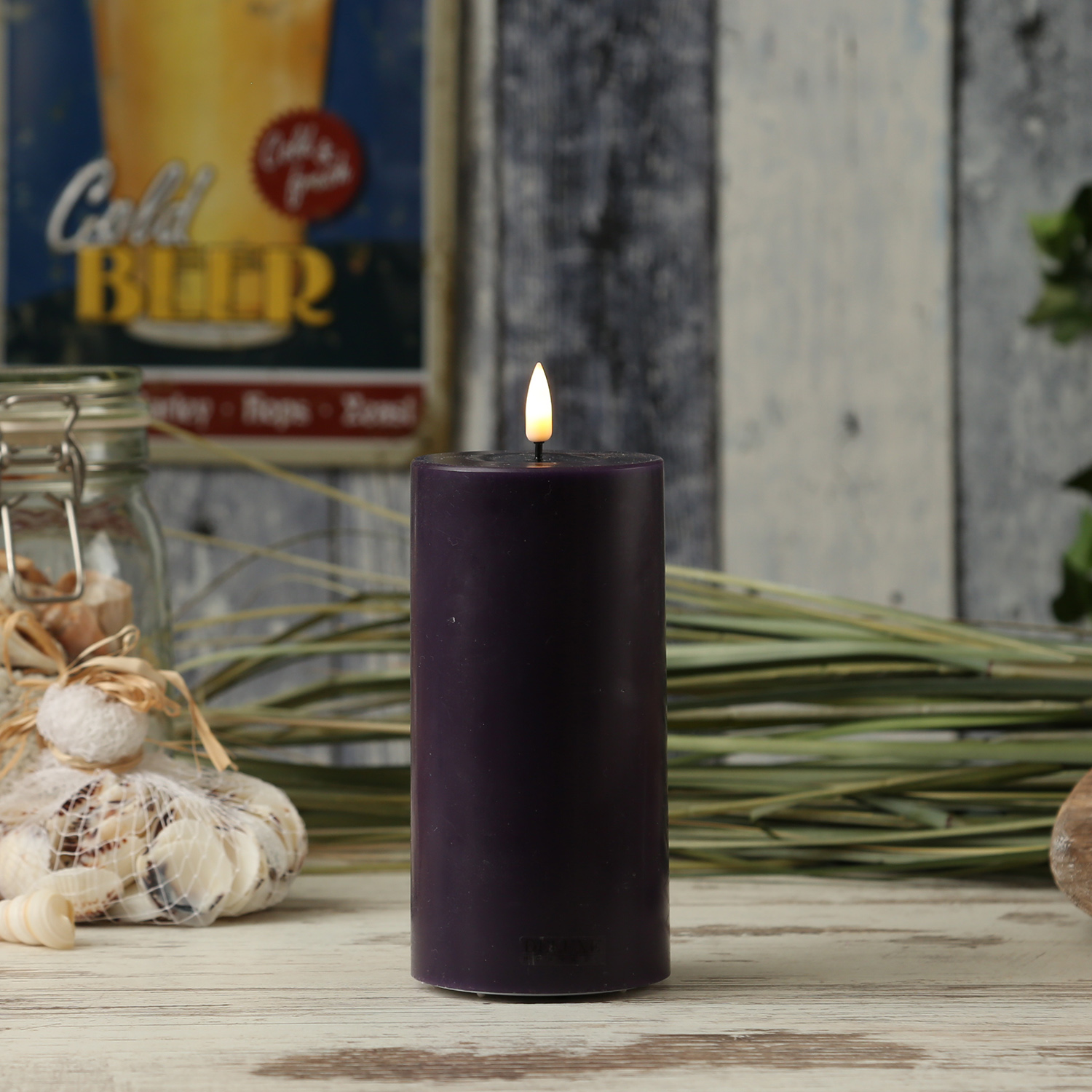 LED Stumpenkerze MIA - Echtwachs - realistische 3D Flamme - H: 15cm - D: 7,5cm - dunkellila LED Stumpenkerze MIA - Echtwachs - realistische 3D Flamme - H: 15cm - D: 7,5cm - dunkellila