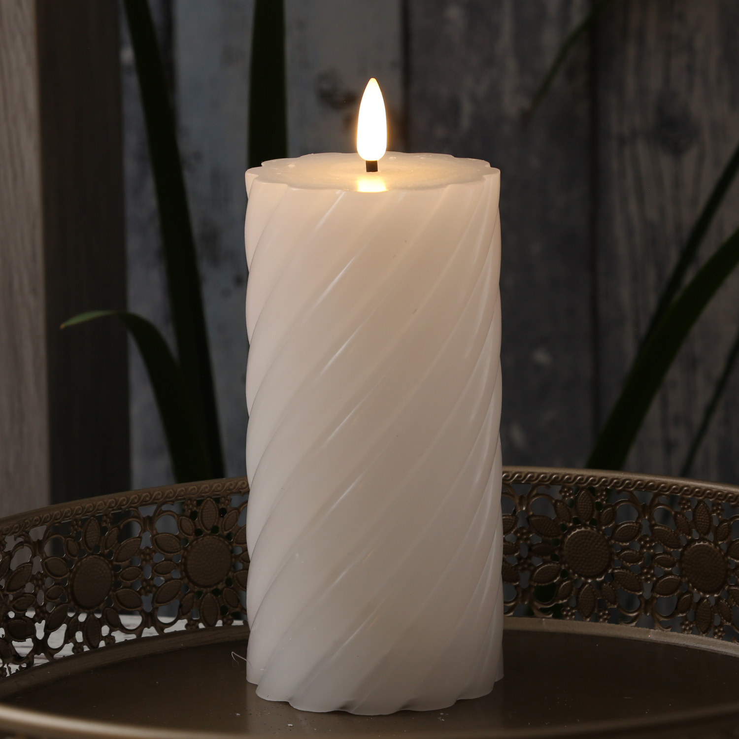 LED Stumpenkerze SWIRL - Echtwachs - warmweiße 3D Flamme - H: 17,5cm - Batterie - Timer - weiß LED Stumpenkerze SWIRL - Echtwachs - warmweiße 3D Flamme - H: 17,5cm - Batterie - Timer - weiß