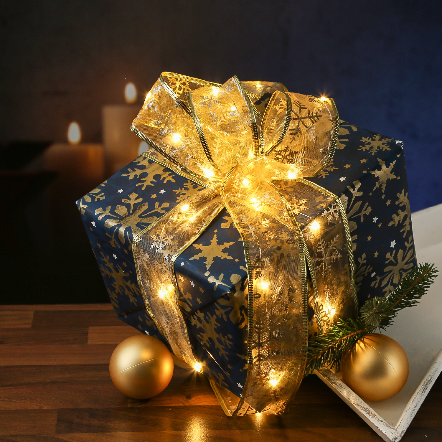 LED Seidenband Lichterkette - Geschenkband - Schneeflockenmotiv - 30 LED - L: 2,7m - Batterie - gold LED Seidenband Lichterkette - Geschenkband - Schneeflockenmotiv - 30 LED - L: 2,7m - Batterie - gold