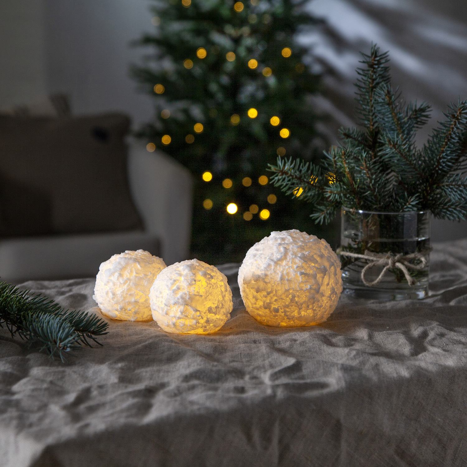 LED Kerze Schneeball - Echtwachs - flackernde warmweiße LED - H: 9cm - D: 10cm - Timer - weiß LED Kerze Schneeball - Echtwachs - flackernde warmweiße LED - H: 9cm - D: 10cm - Timer - weiß