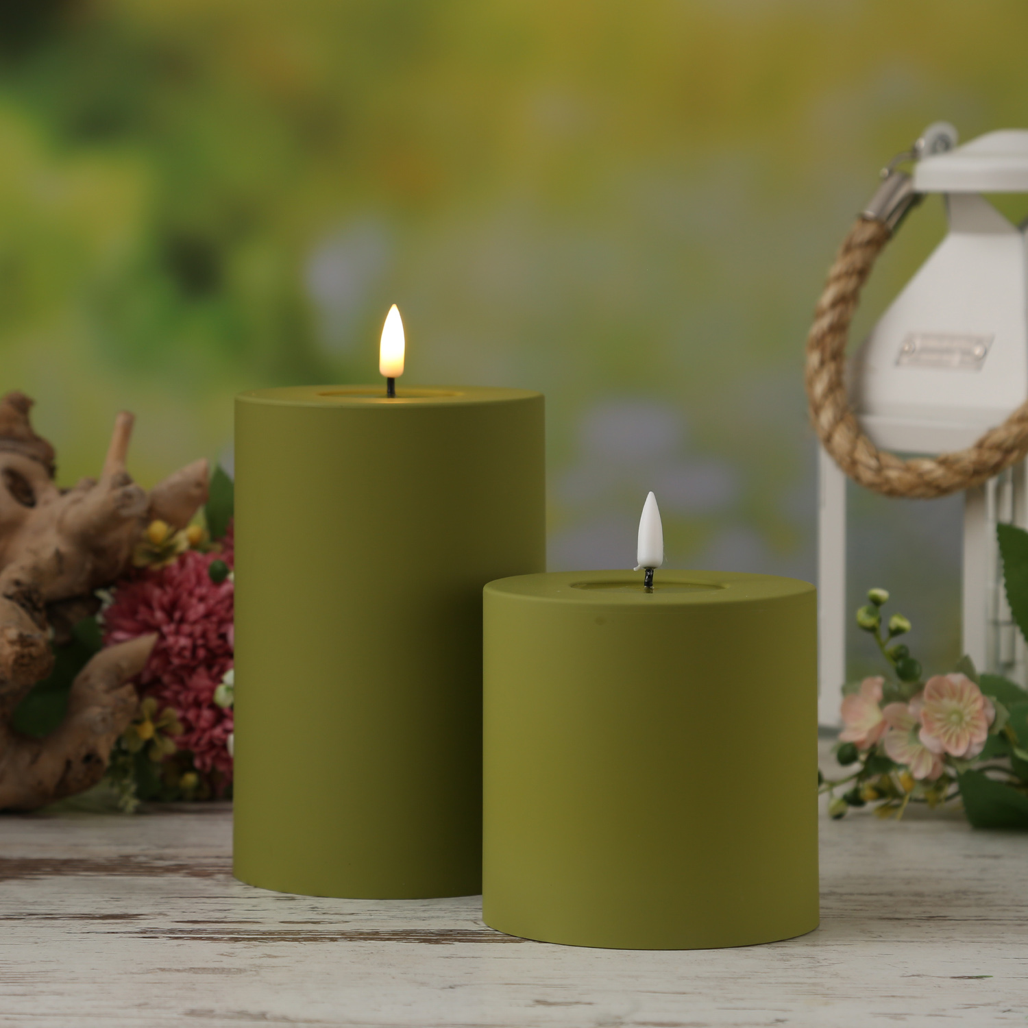 LED Stumpenkerze MIA - Kunststoff - 3D Flamme - H: 10cm - D: 10cm - für Außen - olivgrün LED Stumpenkerze MIA - Kunststoff - 3D Flamme - H: 10cm - D: 10cm - für Außen - olivgrün
