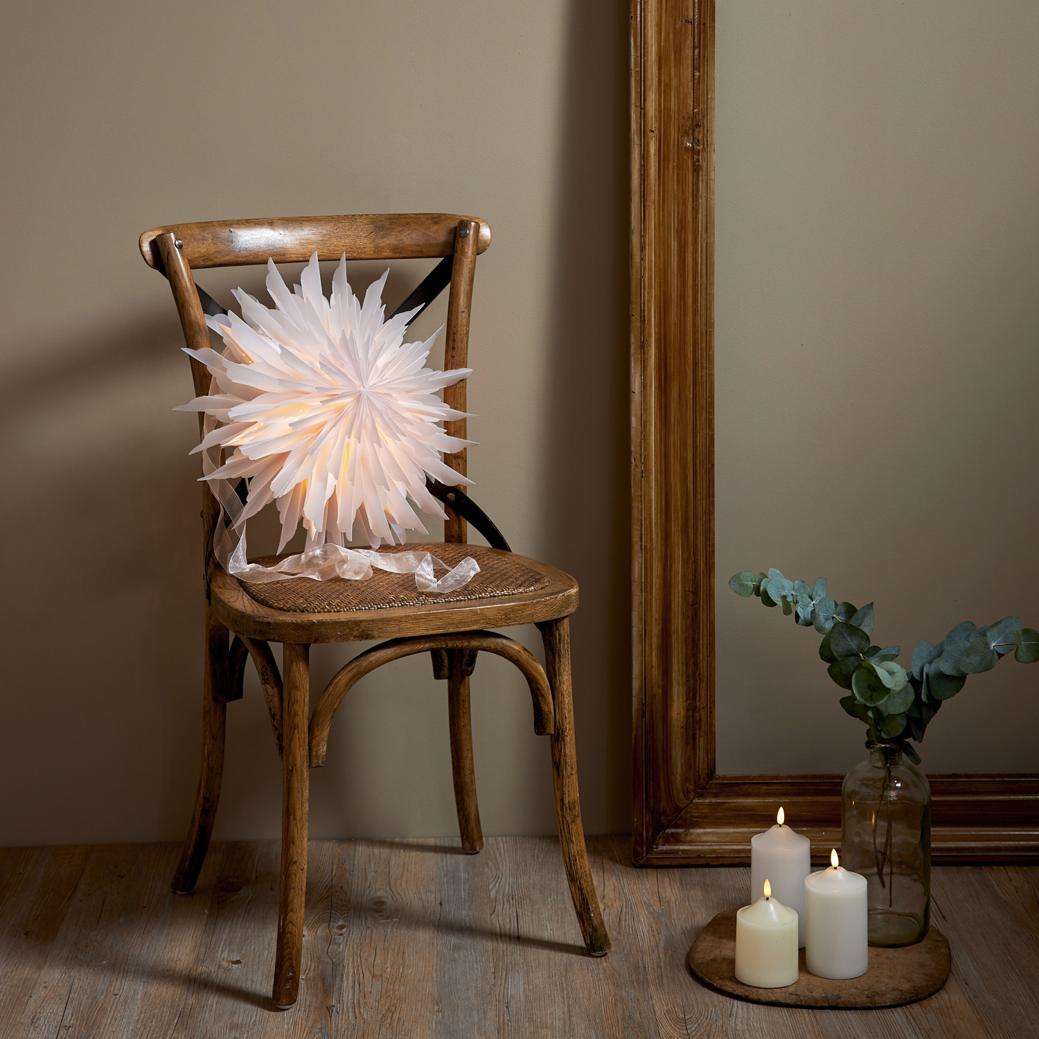 Papierstern EISBLUME - hängend - D: 40cm - mit Band - weiß Papierstern EISBLUME - hängend - D: 40cm - mit Band - weiß