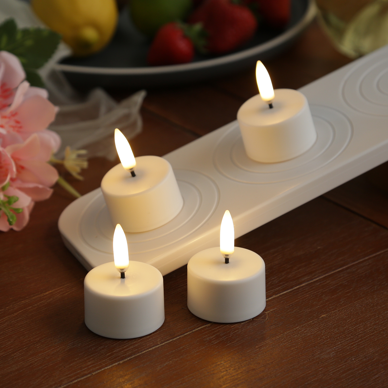 LED Mini Teelichter - 4 wiederaufladbare LED Teelichter mit Ladestation - Timer - für Außen LED Mini Teelichter - 4 wiederaufladbare LED Teelichter mit Ladestation - Timer - für Außen