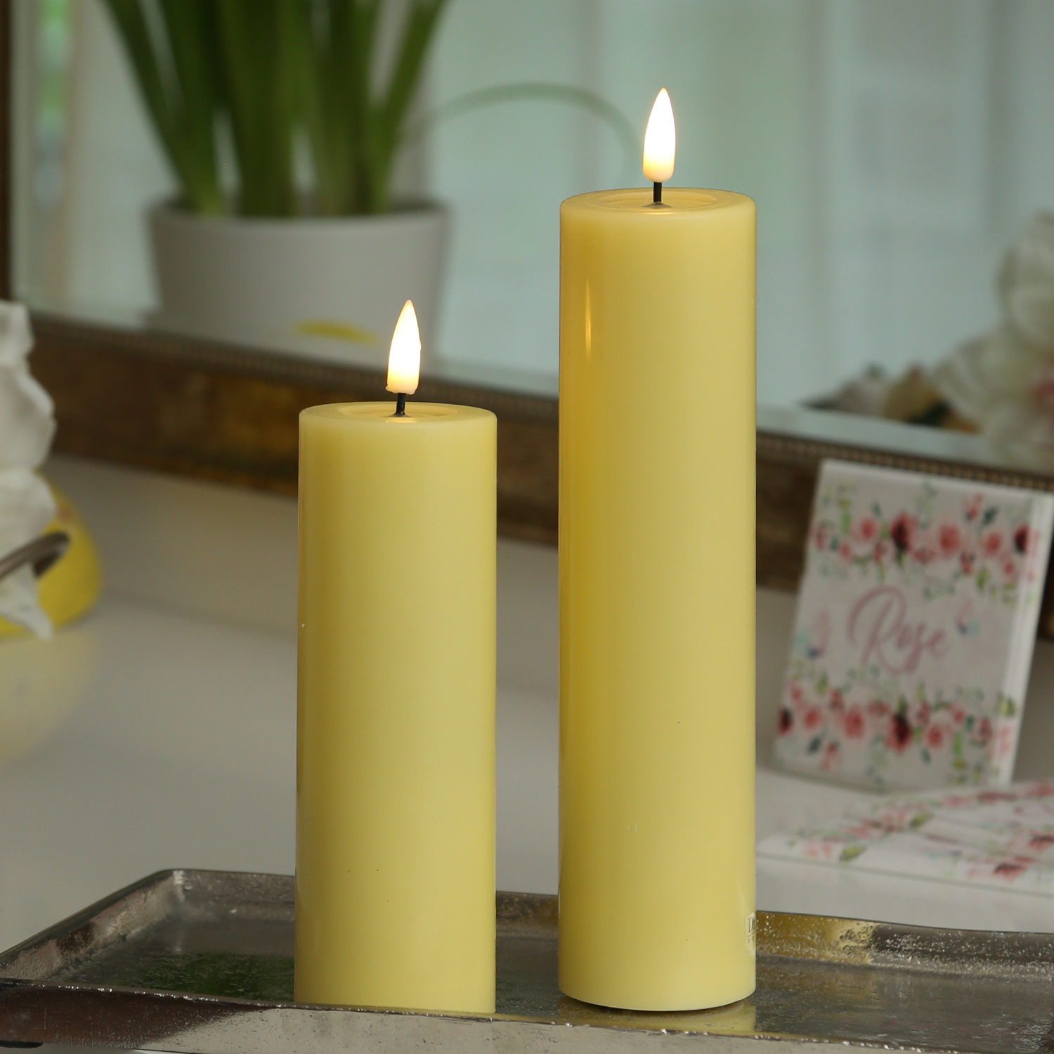 LED Stumpenkerze MIA - Echtwachs - realistische 3D Flamme - H 20cm - D 5cm - Batterie - gelb LED Stumpenkerze MIA - Echtwachs - realistische 3D Flamme - H 20cm - D 5cm - Batterie - gelb