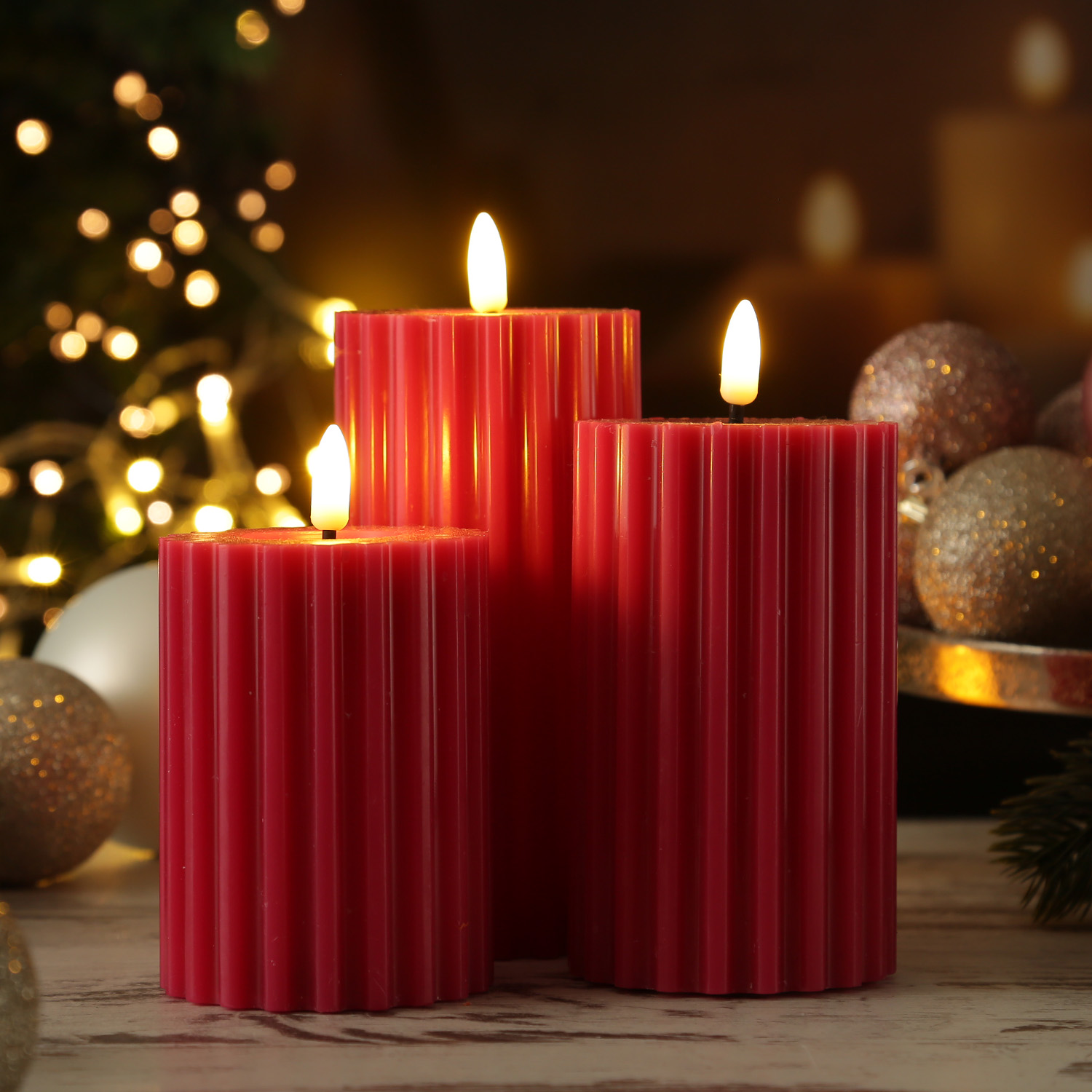 LED Kerze LIV - gerillt - Echtwachs - warmweiße 3D Flamme - H: 17,5cm - D: 7,5cm - Timer - beerenrot
