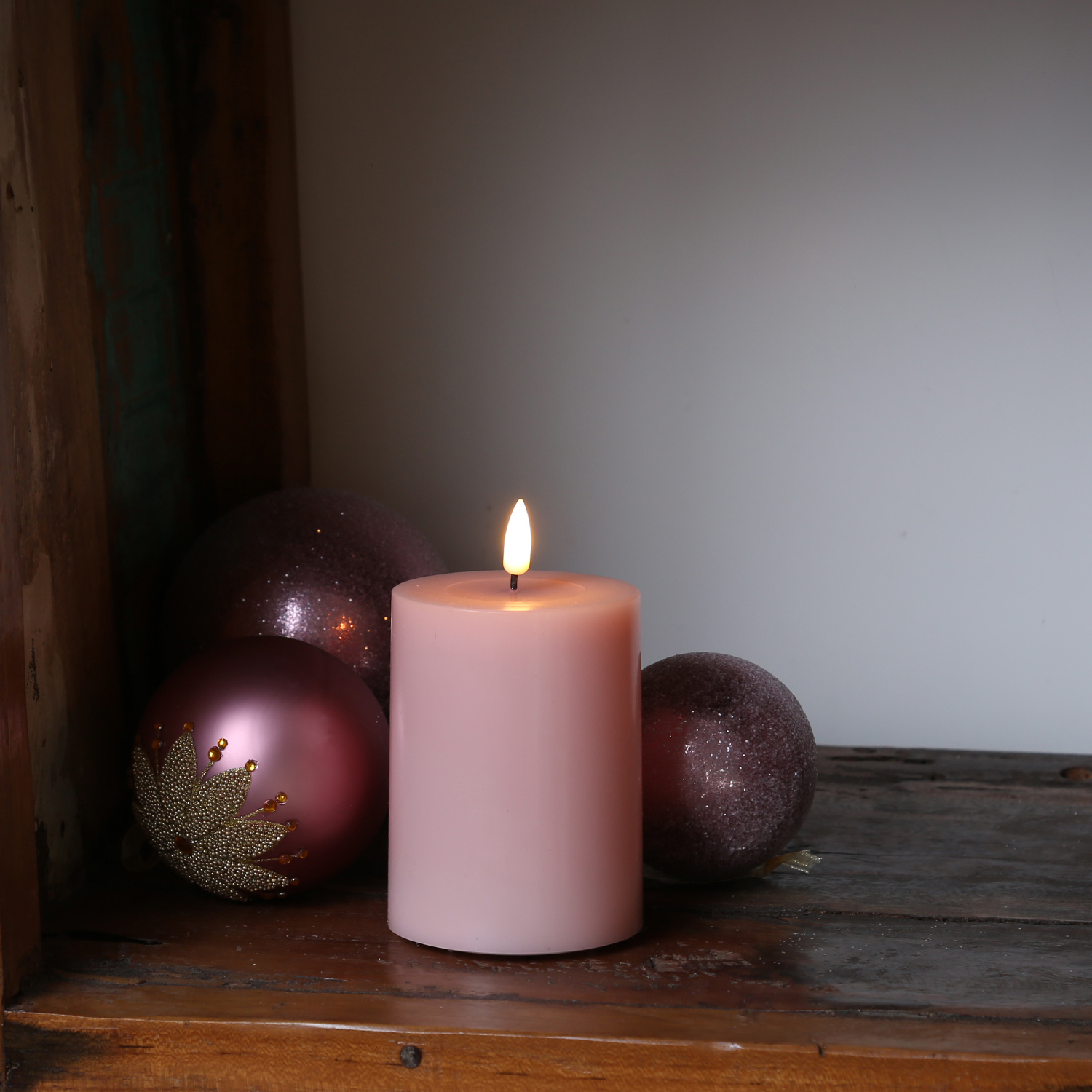 LED Stumpenkerze MIA - Echtwachs - realistische 3D Flamme - H: 10cm - Batteriebetrieb - rosa LED Stumpenkerze MIA - Echtwachs - realistische 3D Flamme - H: 10cm - Batteriebetrieb - rosa