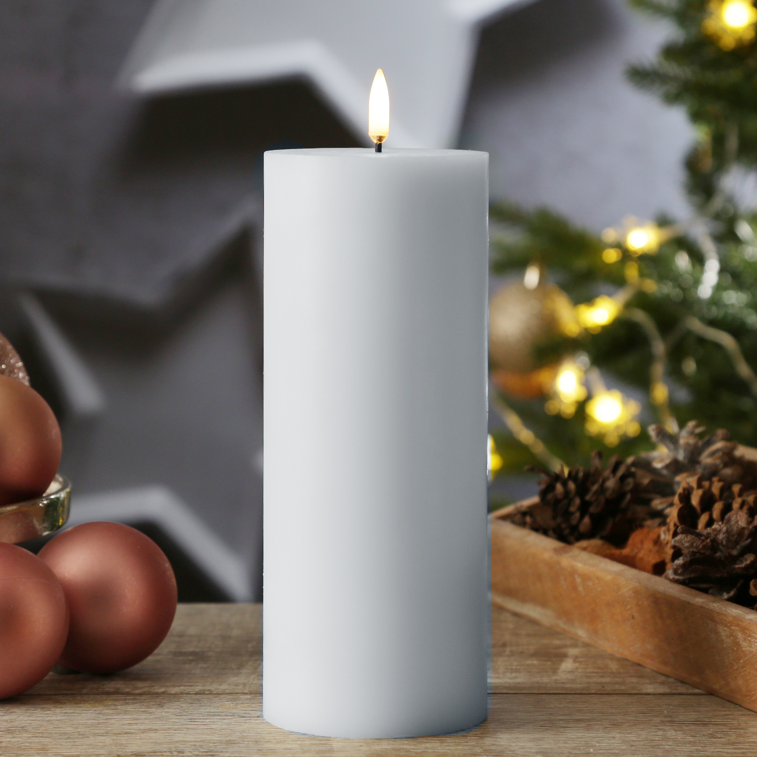 LED Kerze THEA - Echtwachs - 3D Flamme - H: 20cm - D: 7,8cm - Timer - bis zu 1000 Std. - weiß LED Kerze THEA - Echtwachs - 3D Flamme - H: 20cm - D: 7,8cm - Timer - bis zu 1000 Std. - weiß