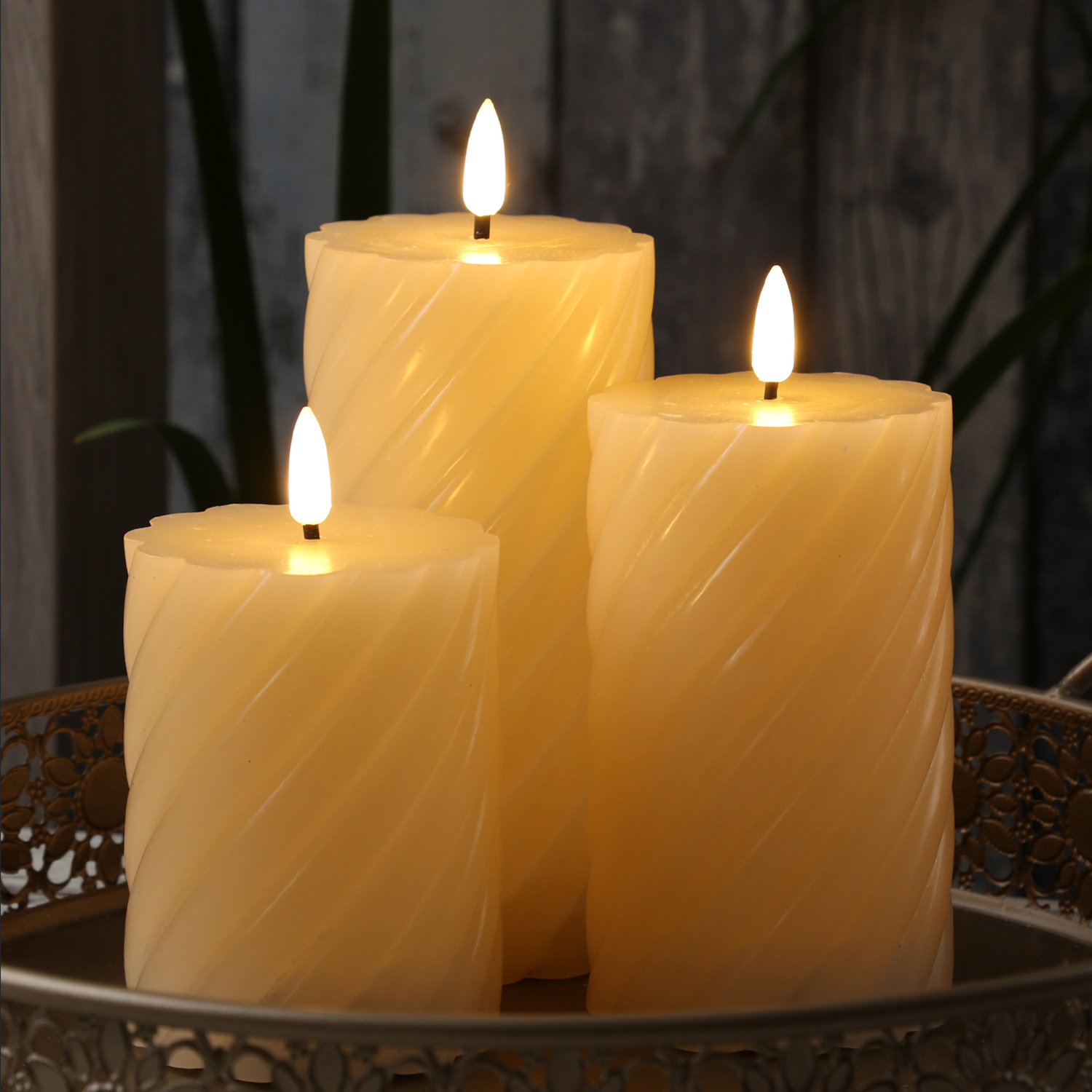 LED Stumpenkerze SWIRL - Echtwachs - warmweiße 3D Flamme - H: 15cm - Batterie - Timer - creme LED Stumpenkerze SWIRL - Echtwachs - warmweiße 3D Flamme - H: 15cm - Batterie - Timer - creme