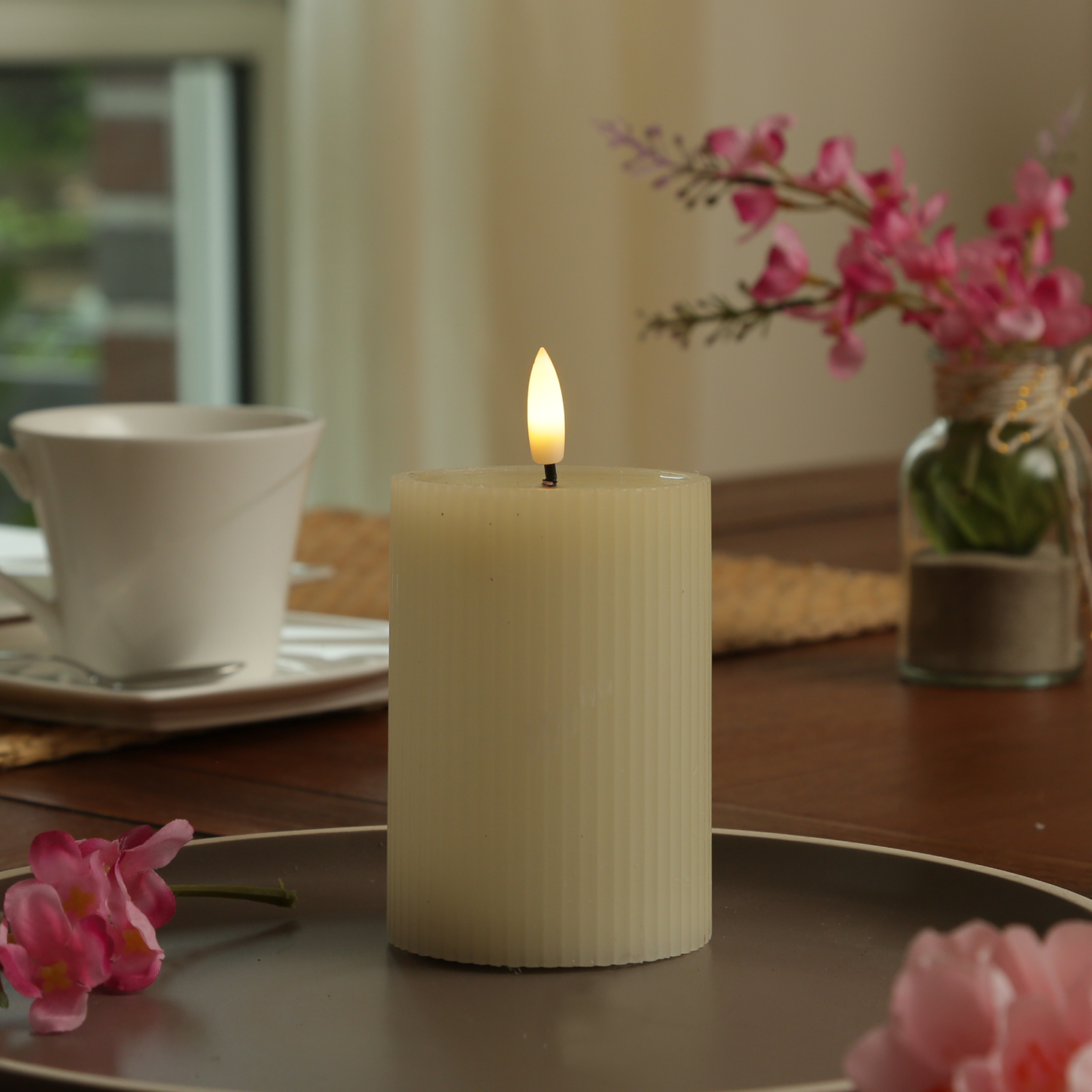 LED Kerze LIV - gerillt - Echtwachs - warmweiße 3D Flamme - H: 13cm - D: 7cm - Timer - creme LED Kerze LIV - gerillt - Echtwachs - warmweiße 3D Flamme - H: 13cm - D: 7cm - Timer - creme