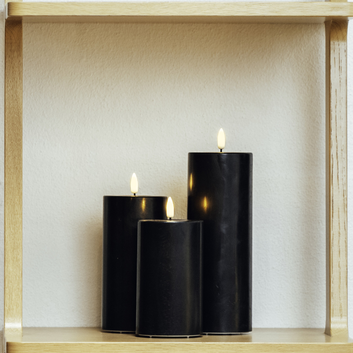 LED Stumpenkerze MIA - Echtwachs - realistische 3D Flamme - H: 15cm - Batteriebetrieb - schwarz LED Stumpenkerze MIA - Echtwachs - realistische 3D Flamme - H: 15cm - Batteriebetrieb - schwarz