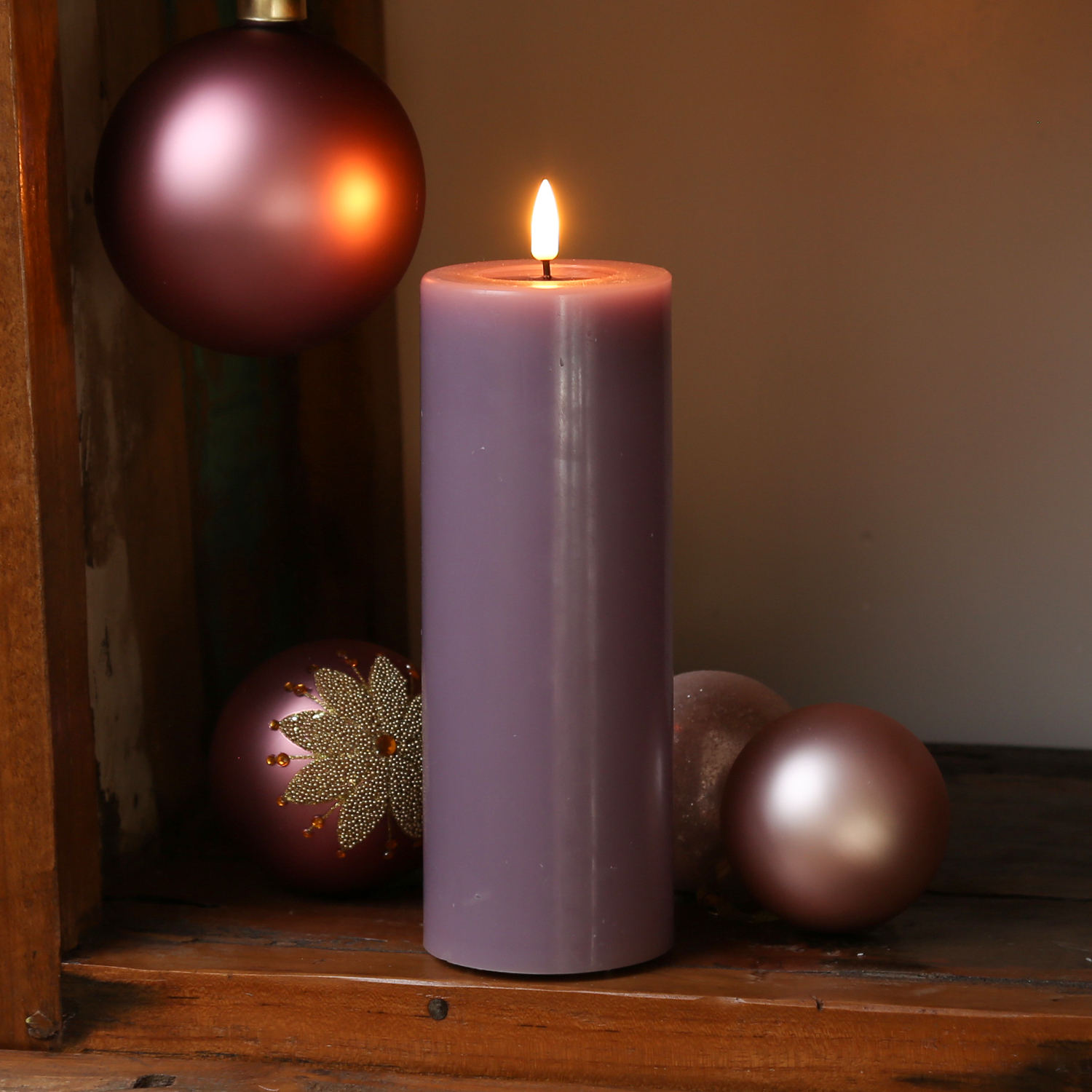 LED Stumpenkerze MIA - Echtwachs - realistische 3D Flamme - H: 20cm - Batteriebetrieb - flieder LED Stumpenkerze MIA - Echtwachs - realistische 3D Flamme - H: 20cm - Batteriebetrieb - flieder