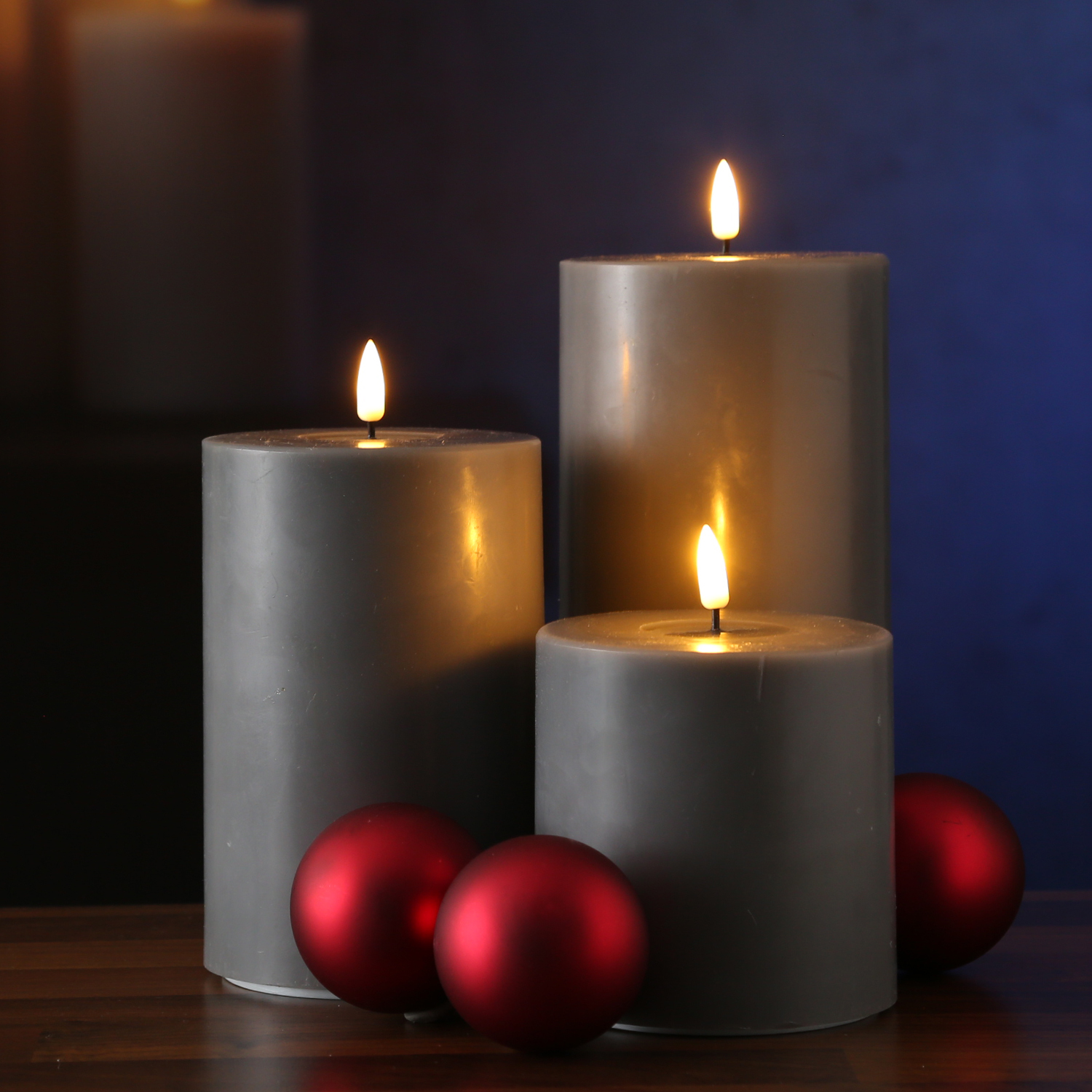 LED Stumpenkerze MIA - Echtwachs - realistische 3D Flamme - H: 20cm D:10cm - Batteriebetrieb - grau LED Stumpenkerze MIA - Echtwachs - realistische 3D Flamme - H: 20cm D:10cm - Batteriebetrieb - grau