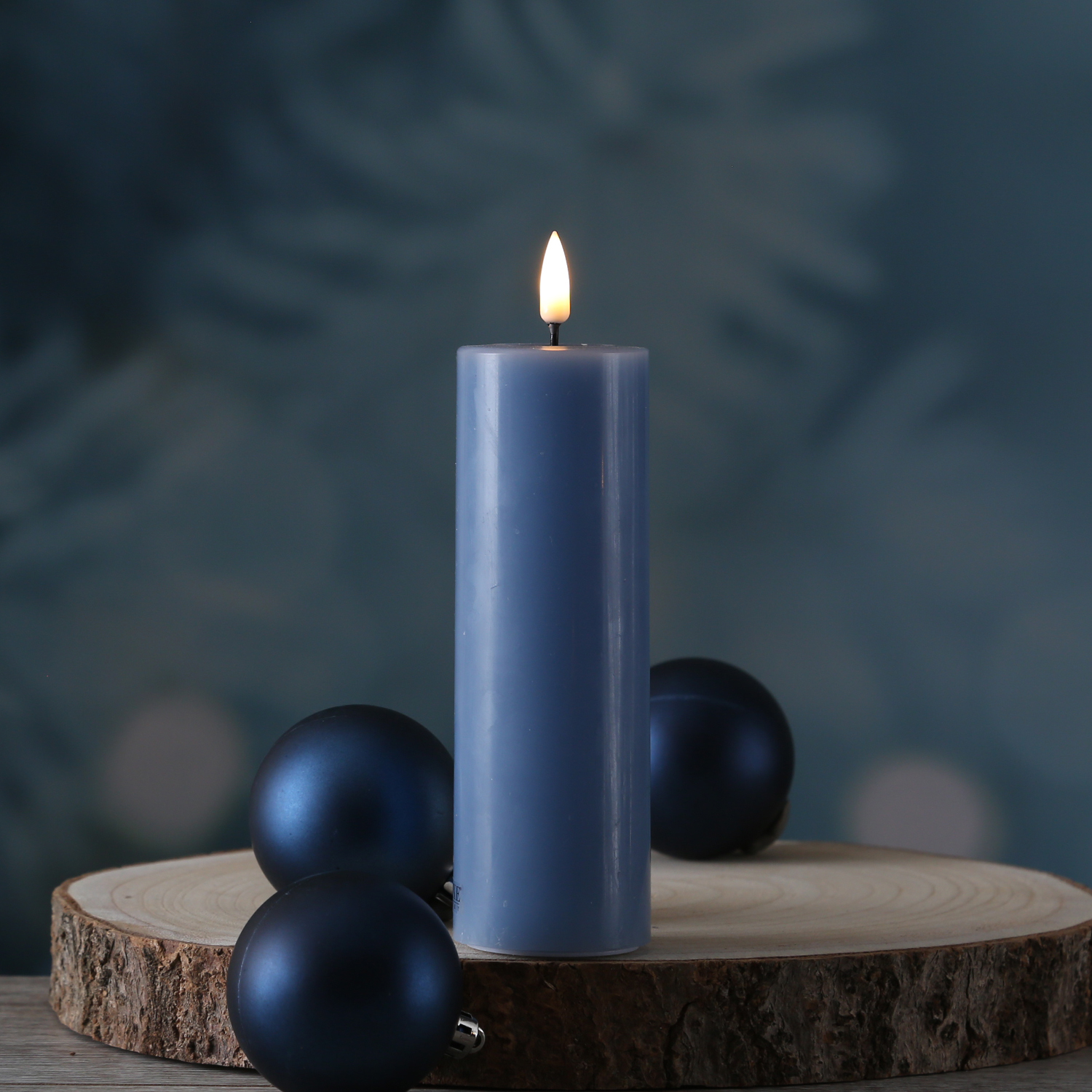 LED Stumpenkerze MIA - Echtwachs - realistische 3D Flamme - H: 15cm - D: 5cm - eisblau LED Stumpenkerze MIA - Echtwachs - realistische 3D Flamme - H: 15cm - D: 5cm - eisblau