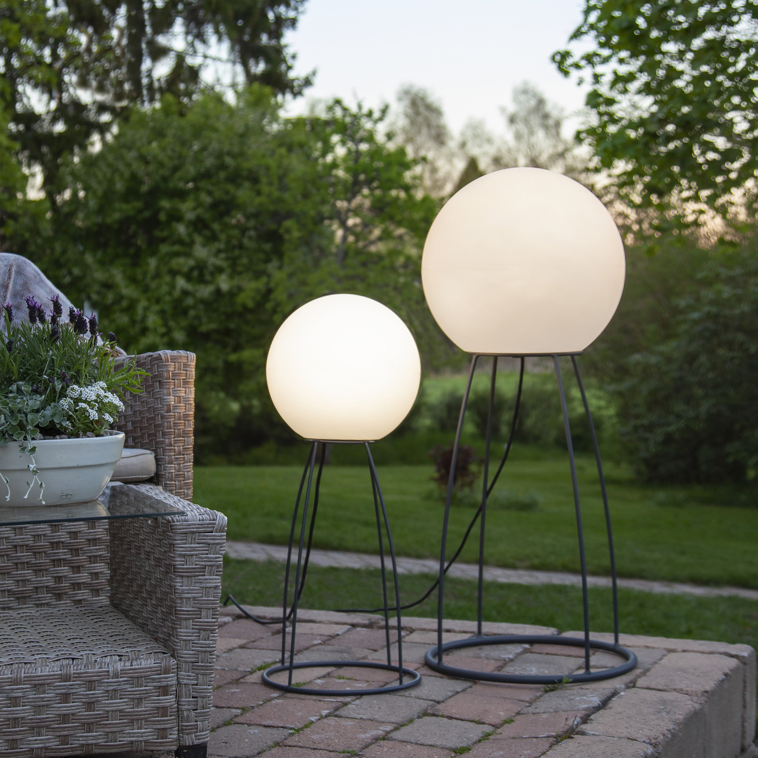 Beistelllampe/Gartenlampe "SIT" - outdoor IP65 - E27 Sockel - H: 70cm D: 29cm - max 23W - weiß Beistelllampe/Gartenlampe "SIT" - outdoor IP65 - E27 Sockel - H: 70cm D: 29cm - max 23W - weiß