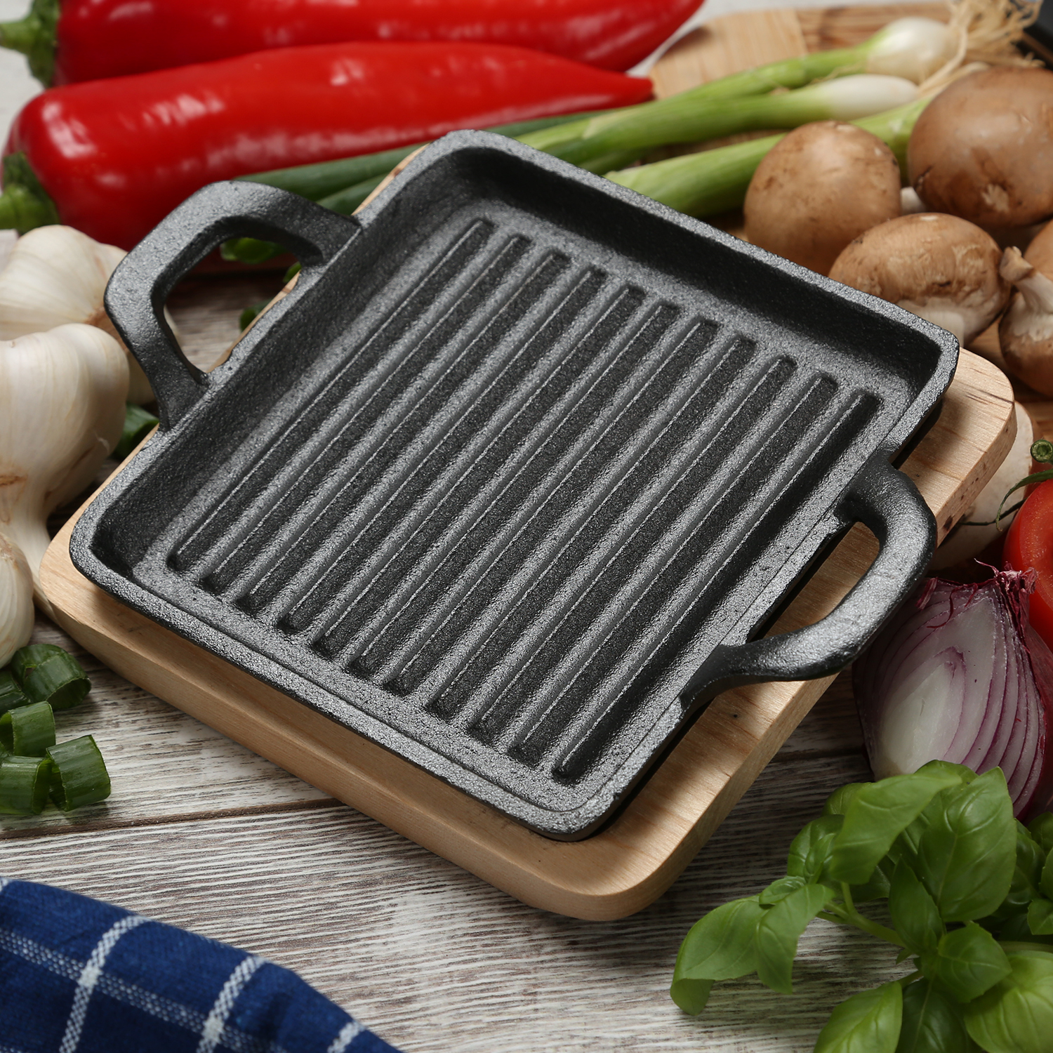 Gusspfanne mit 2 Griffen und Holzuntersetzer - Gusseisen - L: 19,5cm - Servierpfanne