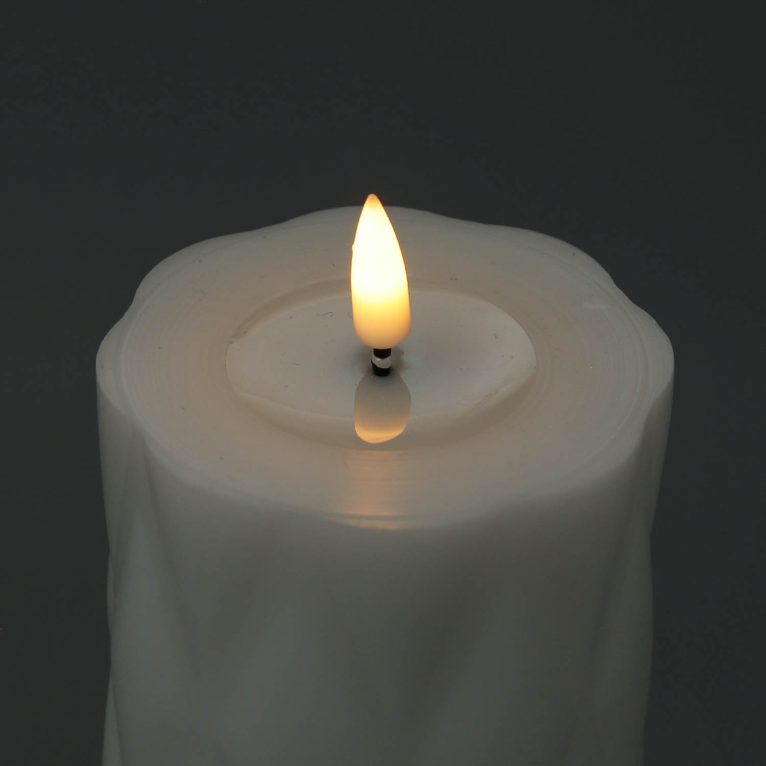 LED Stumpenkerze MIA - Rautenmuster - Echtwachs - 3D Flamme - H: 10cm - D: 7,5cm - weiß LED Stumpenkerze MIA - Rautenmuster - Echtwachs - 3D Flamme - H: 10cm - D: 7,5cm - weiß