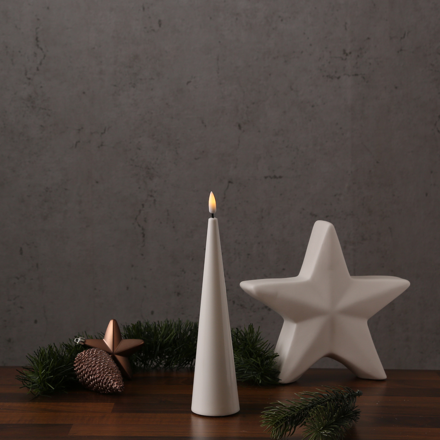 LED Kegelkerze LEA - Echtwachs - realistische 3D Flamme - H: 20cm - Batteriebetrieb - weiß LED Kegelkerze LEA - Echtwachs - realistische 3D Flamme - H: 20cm - Batteriebetrieb - weiß