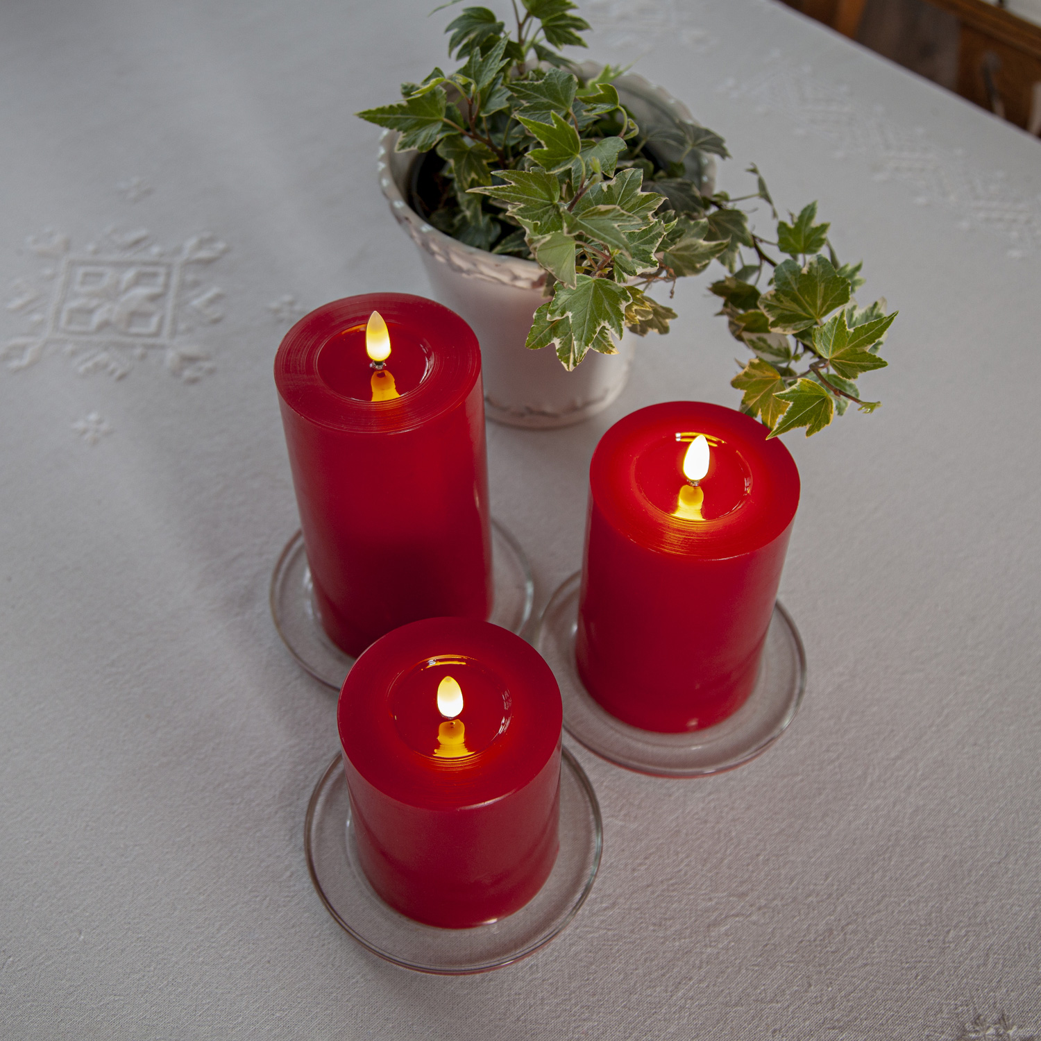 LED Stumpenkerze LINA - Echtwachs - realistische 3D Flamme - H: 15cm - Batterie - Timer - rot LED Stumpenkerze LINA - Echtwachs - realistische 3D Flamme - H: 15cm - Batterie - Timer - rot