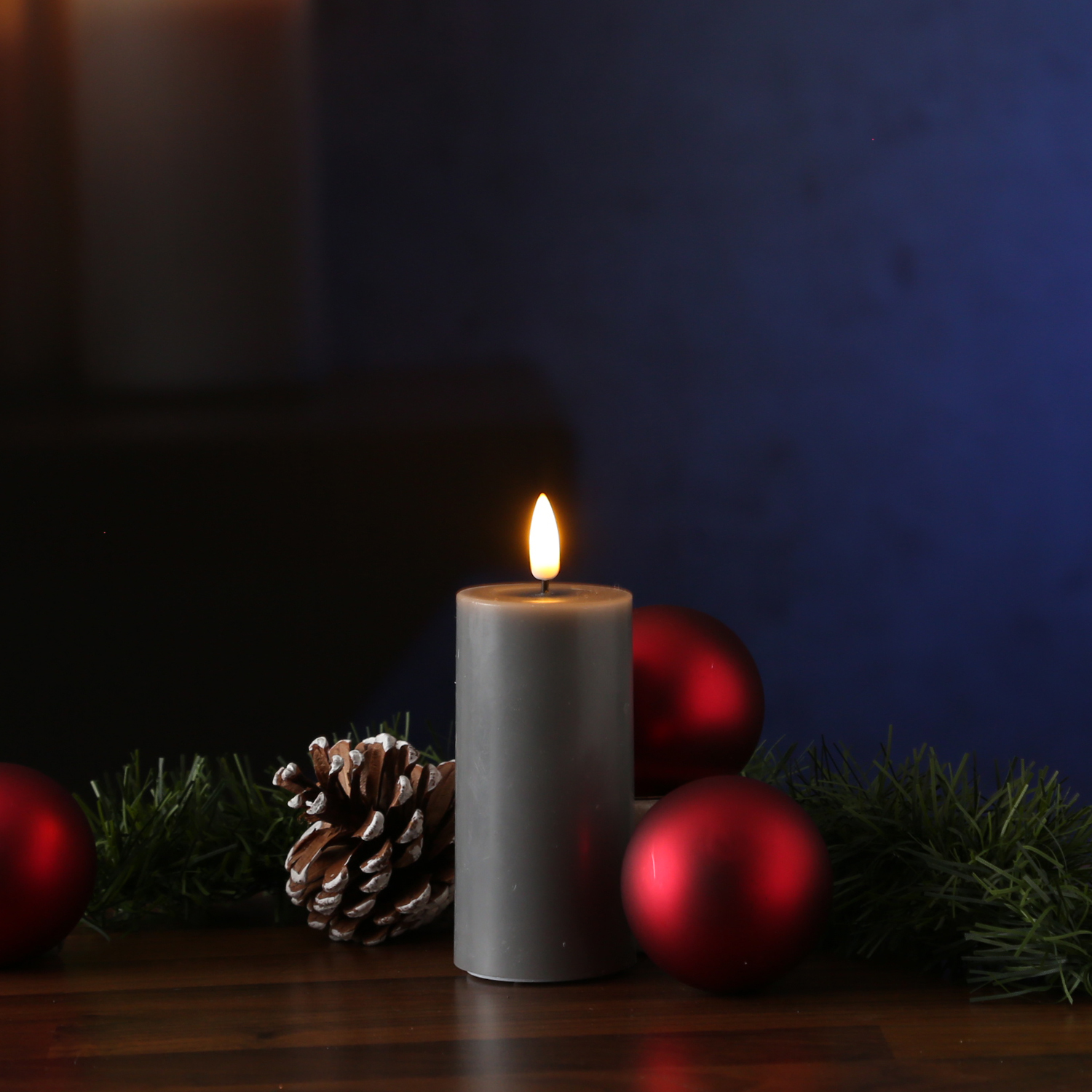 LED Stumpenkerze MIA - Echtwachs - realistische 3D Flamme - H: 10cm D: 5cm - Batterie - grau LED Stumpenkerze MIA - Echtwachs - realistische 3D Flamme - H: 10cm D: 5cm - Batterie - grau