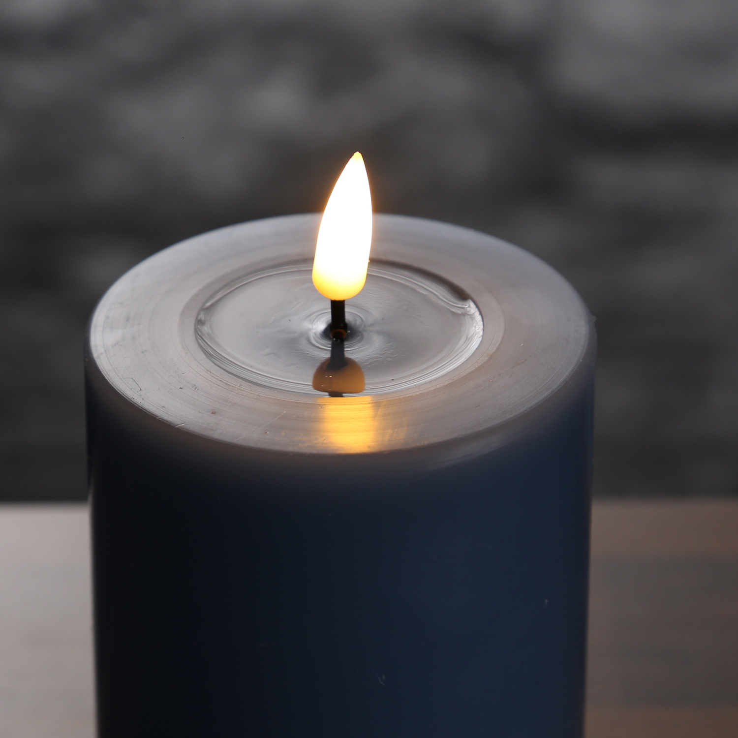 LED Stumpenkerze MIA - Echtwachs - realistische 3D Flamme - H: 20cm - D: 7,5cm - eisblau LED Stumpenkerze MIA - Echtwachs - realistische 3D Flamme - H: 20cm - D: 7,5cm - eisblau