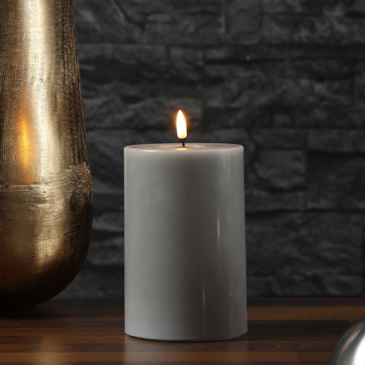 LED Stumpenkerze MIA - Echtwachs - realistische 3D Flamme - H: 15cm - D: 10cm - sand/taupe LED Stumpenkerze MIA - Echtwachs - realistische 3D Flamme - H: 15cm - D: 10cm - sand/taupe