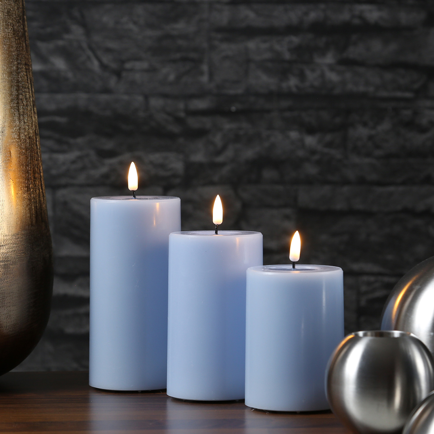 LED Stumpenkerze MIA - Echtwachs - realistische 3D Flamme - H: 10cm - D: 7,5cm - hellblau