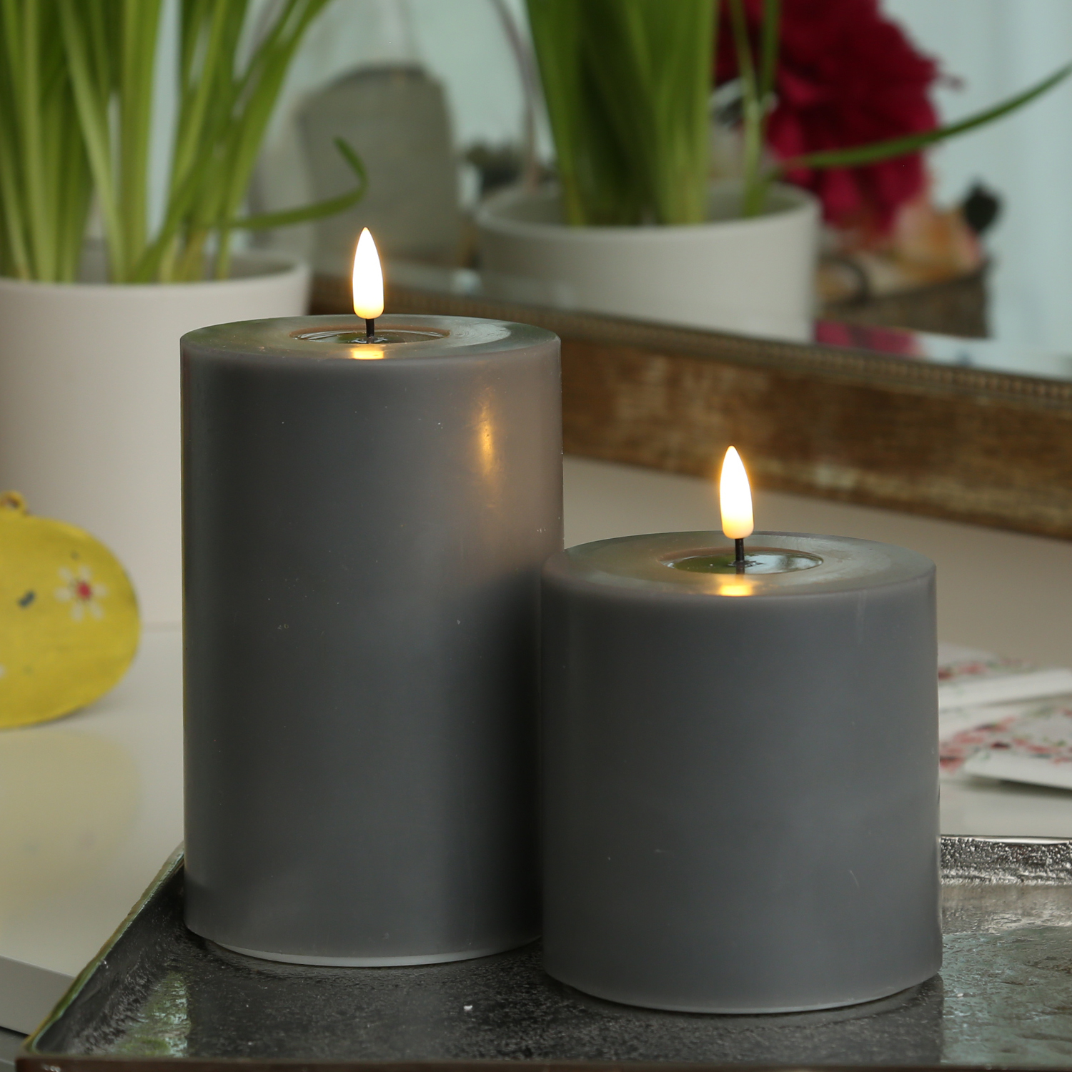 LED Stumpenkerze MIA - Echtwachs - realistische 3D Flamme - H: 10cm D:10cm - Batteriebetrieb - grau LED Stumpenkerze MIA - Echtwachs - realistische 3D Flamme - H: 10cm D:10cm - Batteriebetrieb - grau