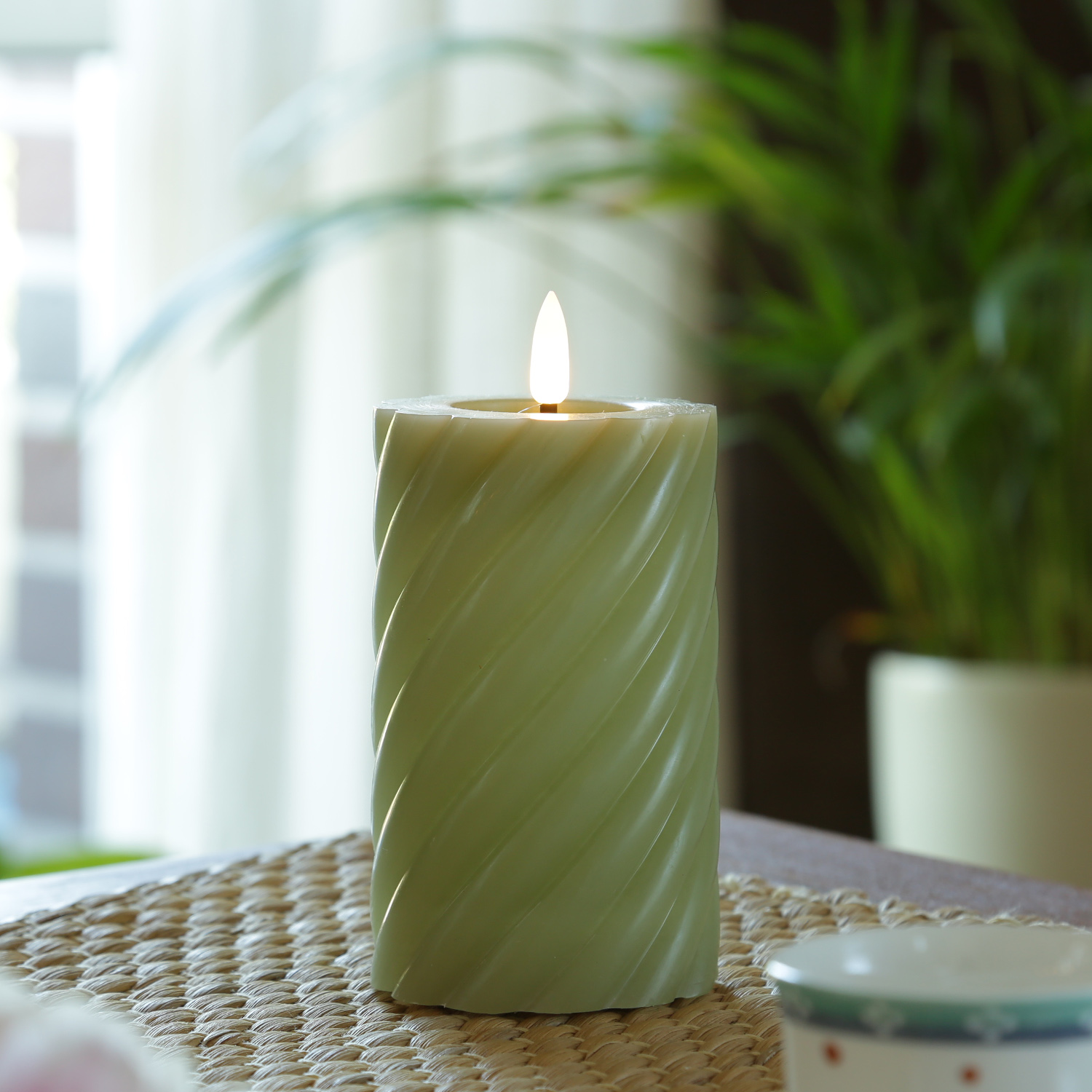 LED Stumpenkerze TWIST - Echtwachs - warmweiße 3D Flamme - H: 15cm - Batterie - Timer - grün LED Stumpenkerze TWIST - Echtwachs - warmweiße 3D Flamme - H: 15cm - Batterie - Timer - grün