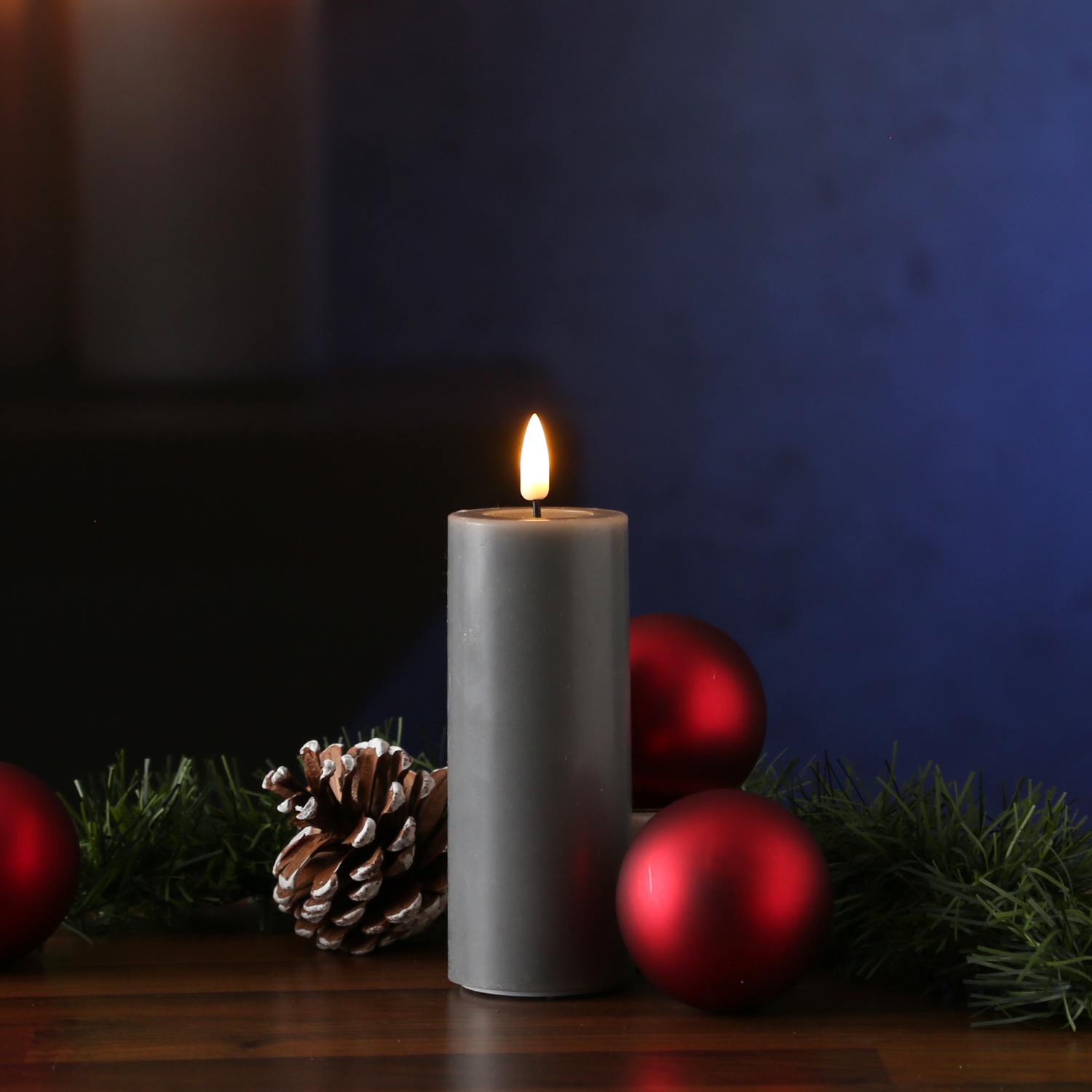 LED Stumpenkerze MIA - Echtwachs - realistische 3D Flamme - H: 12,5cm D: 5cm - Batterie - grau LED Stumpenkerze MIA - Echtwachs - realistische 3D Flamme - H: 12,5cm D: 5cm - Batterie - grau