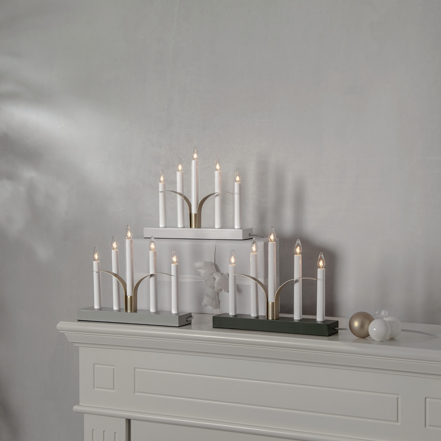 Fensterleuchter LILJA - Stimmungsleuchter mit Verzierung - H: 25cm - warmweiße E10 Glühlampen - grau Fensterleuchter LILJA - Stimmungsleuchter mit Verzierung - H: 25cm - warmweiße E10 Glühlampen - grau