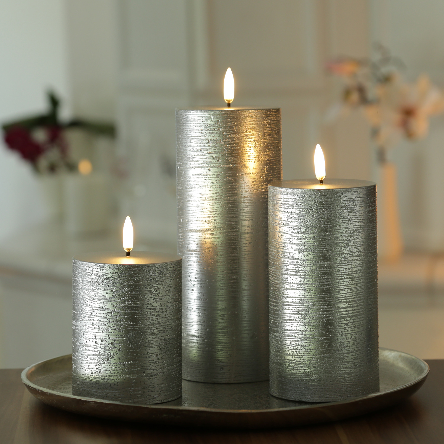LED Kerze PIA - Rustik-Optik - Echtwachs - H: 15cm - D: 7,8cm - Timer - bis zu 1000 Std. - silber LED Kerze PIA - Rustik-Optik - Echtwachs - H: 15cm - D: 7,8cm - Timer - bis zu 1000 Std. - silber