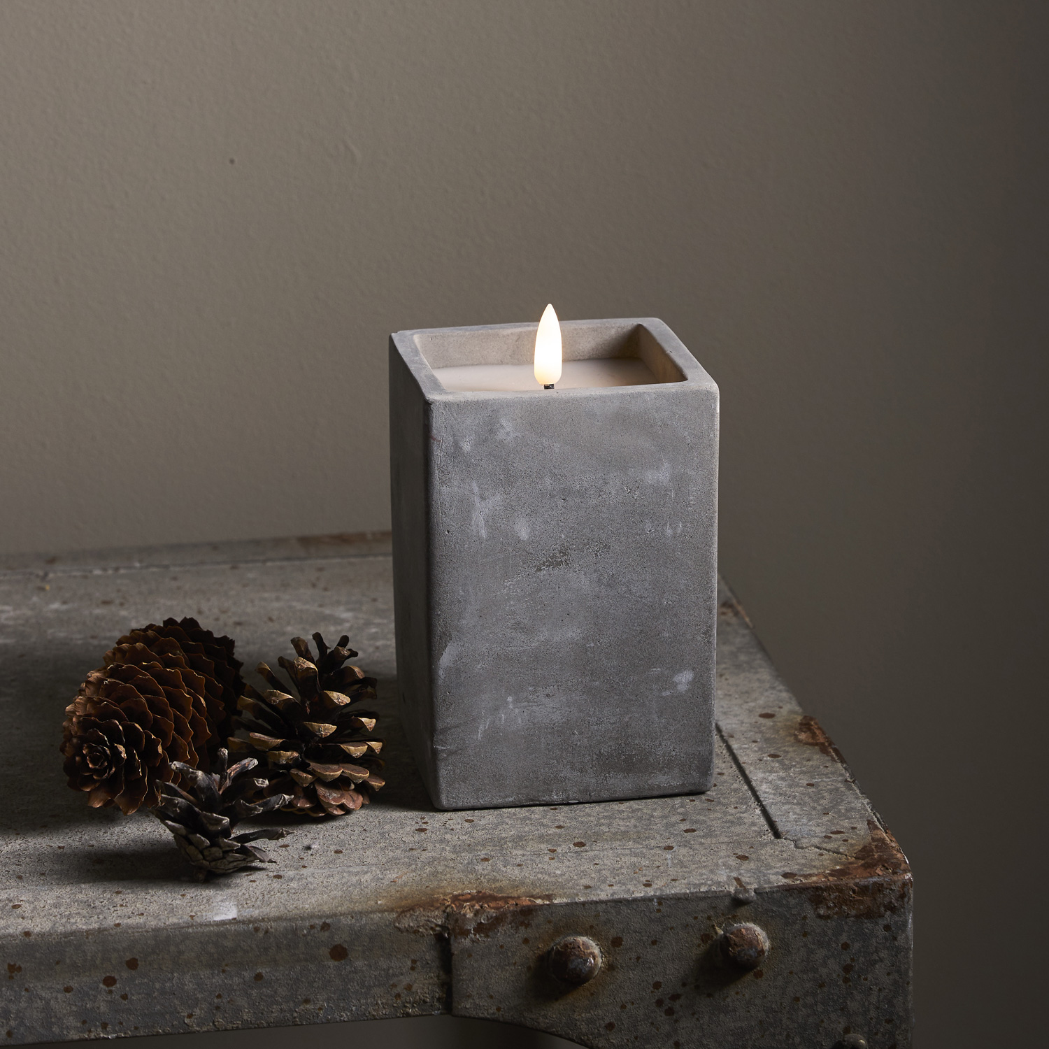LED Kerze Flamme in Betontoptik - Zement/Echtwachs - flackernde 3D Flamme - Timer - H: 14,5cm - grau LED Kerze Flamme in Betontoptik - Zement/Echtwachs - flackernde 3D Flamme - Timer - H: 14,5cm - grau