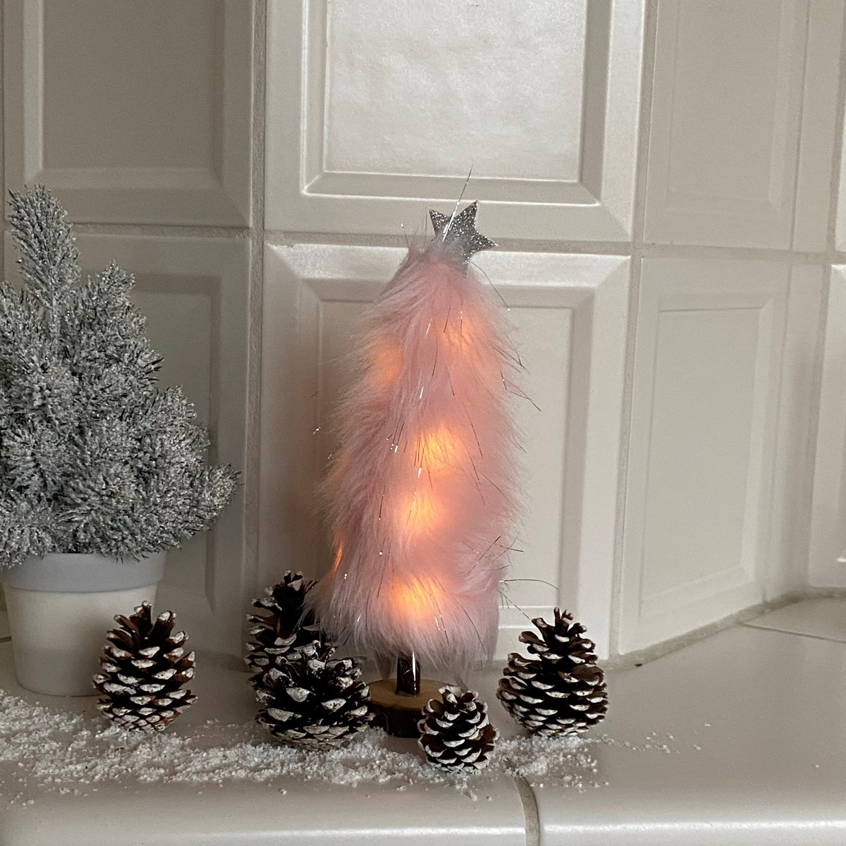 LED Dekobaum PLÜSCH - Holz - Plüschfell - warmweiße LED - Sternspitze - H: 27,5cm - Batterie - rosa LED Dekobaum PLÜSCH - Holz - Plüschfell - warmweiße LED - Sternspitze - H: 27,5cm - Batterie - rosa