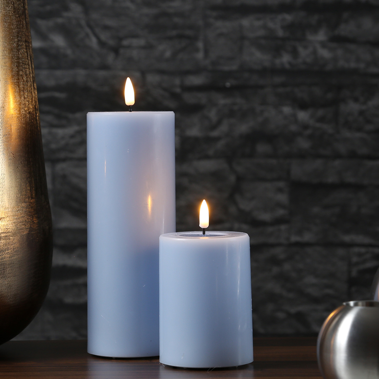 LED Stumpenkerze MIA - Echtwachs - realistische 3D Flamme - H: 10cm - D: 7,5cm - hellblau