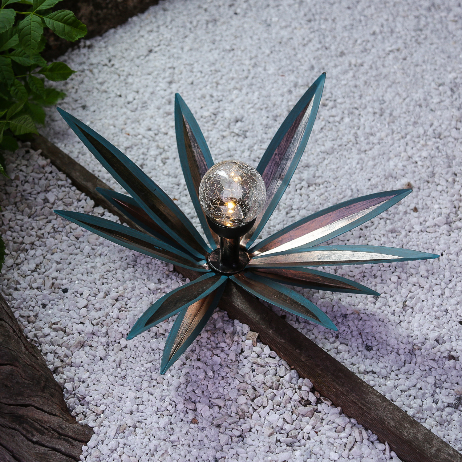 LED Solar Gartenstecker Seerose - Blume mit Metallblättern - warmweiße LED - H: 39cm - blau LED Solar Gartenstecker Seerose - Blume mit Metallblättern - warmweiße LED - H: 39cm - blau