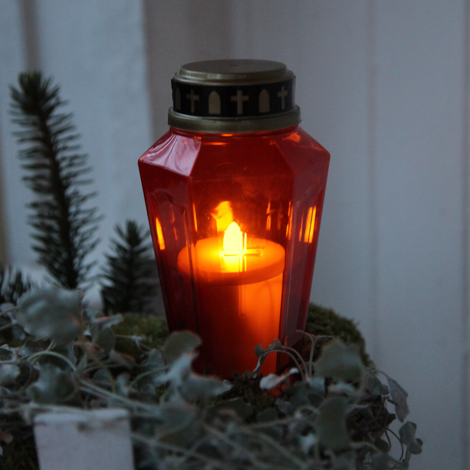 LED Grablicht Serene - Grabkerze - warmweiße LED - H: 15,5cm - 1000h Leuchtdauer - rot/gold LED Grablicht Serene - Grabkerze - warmweiße LED - H: 15,5cm - 1000h Leuchtdauer - rot/gold