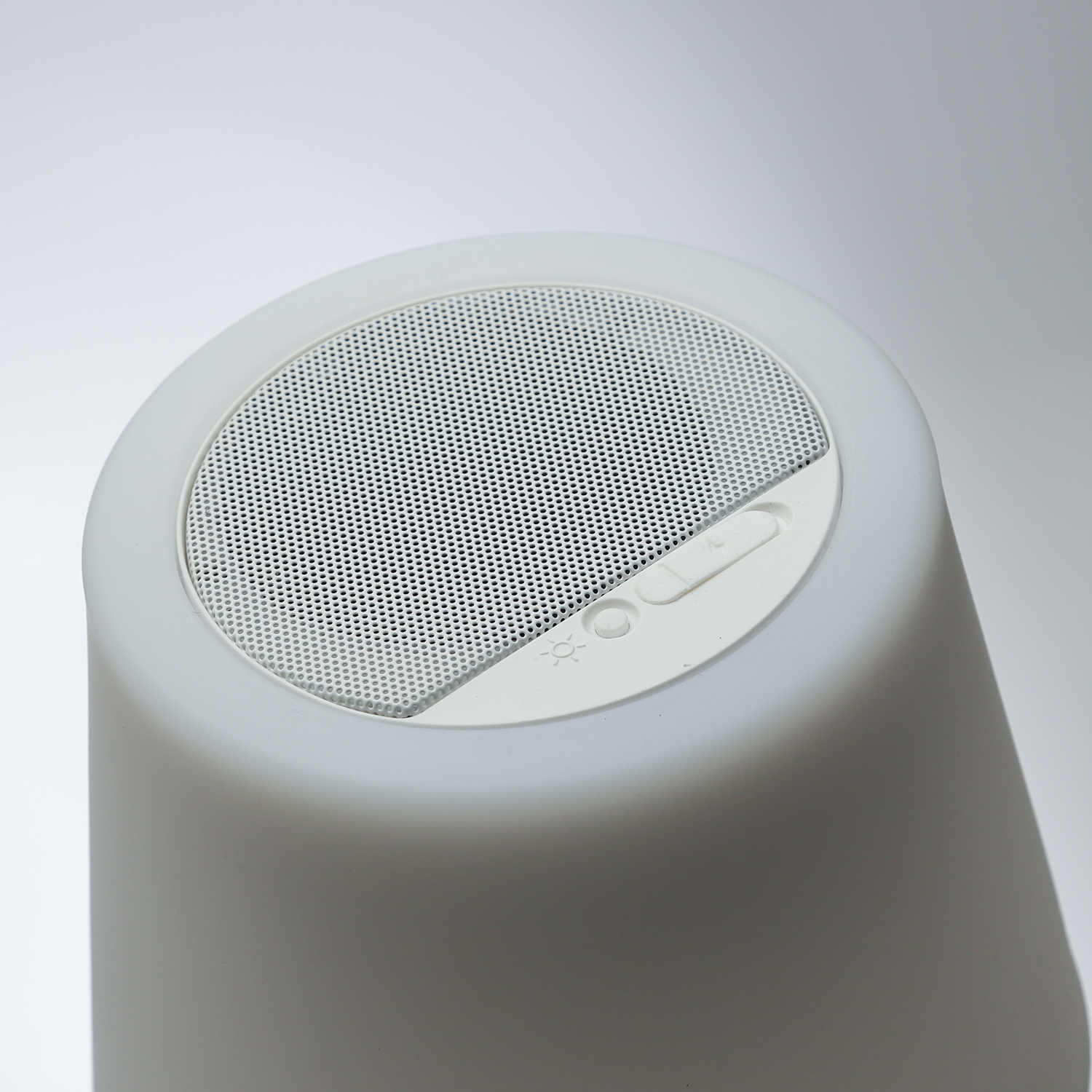 LED Tischlampe mit Lautsprecher - Bluetooth - wiederaufladbar - H: 38cm - für Terrasse, Balkon LED Tischlampe mit Lautsprecher - Bluetooth - wiederaufladbar - H: 38cm - für Terrasse, Balkon