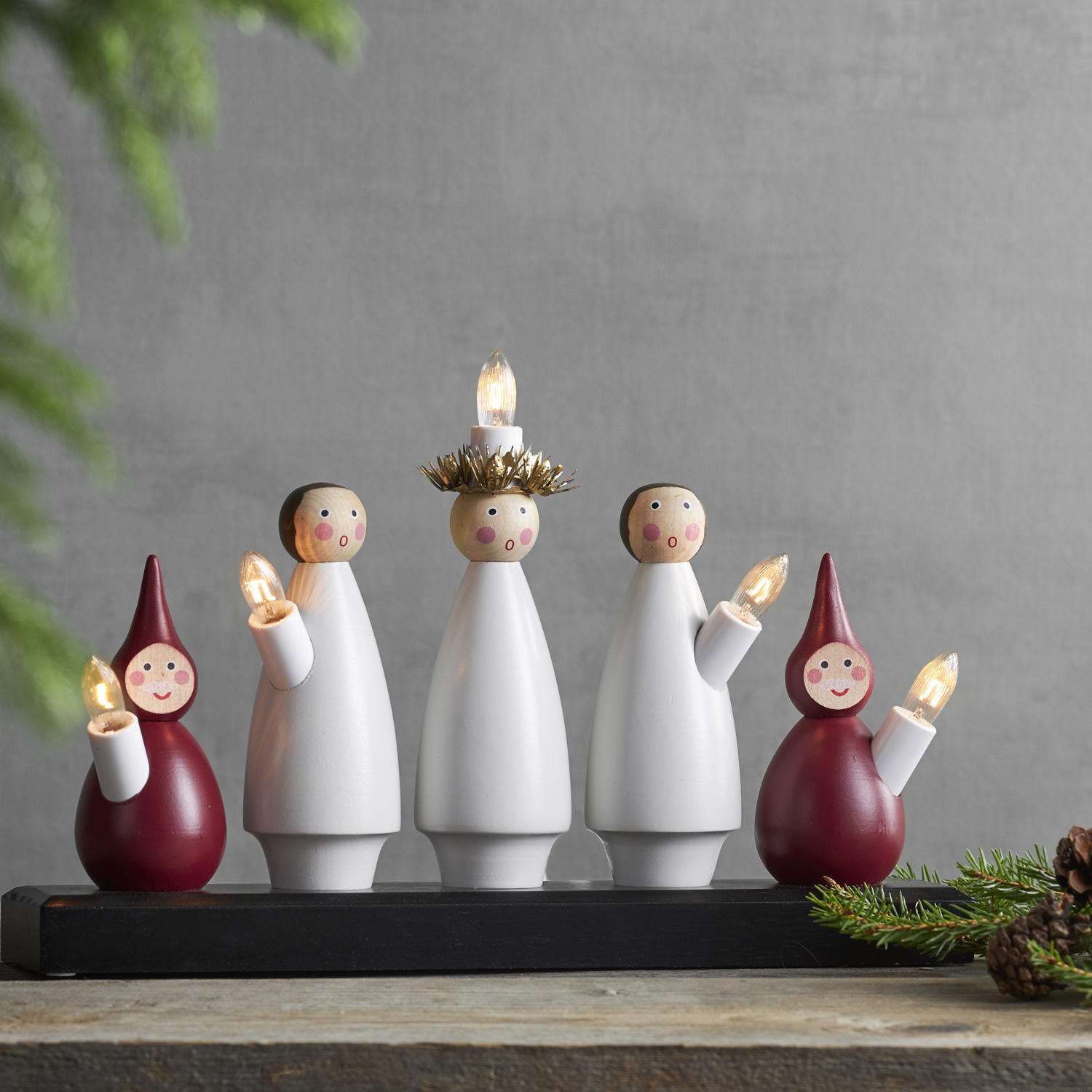 Fensterleuchter "Lucia Chor" - 5flammig - warmweiße Glühlampen - H: 22cm, L. 33cm - Weiß/Rot Fensterleuchter "Lucia Chor" - 5flammig - warmweiße Glühlampen - H: 22cm, L. 33cm - Weiß/Rot