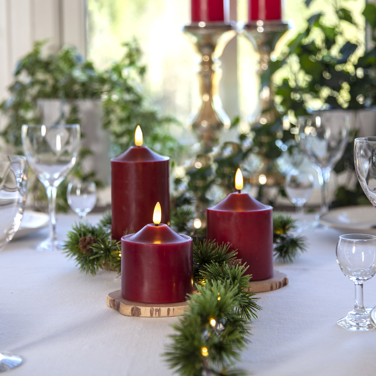 LED Stumpenkerze Flamme - Echtwachs - warmweiße 3D Flamme - H: 9,5cm - Batteriebetrieb - Timer - rot LED Stumpenkerze Flamme - Echtwachs - warmweiße 3D Flamme - H: 9,5cm - Batteriebetrieb - Timer - rot